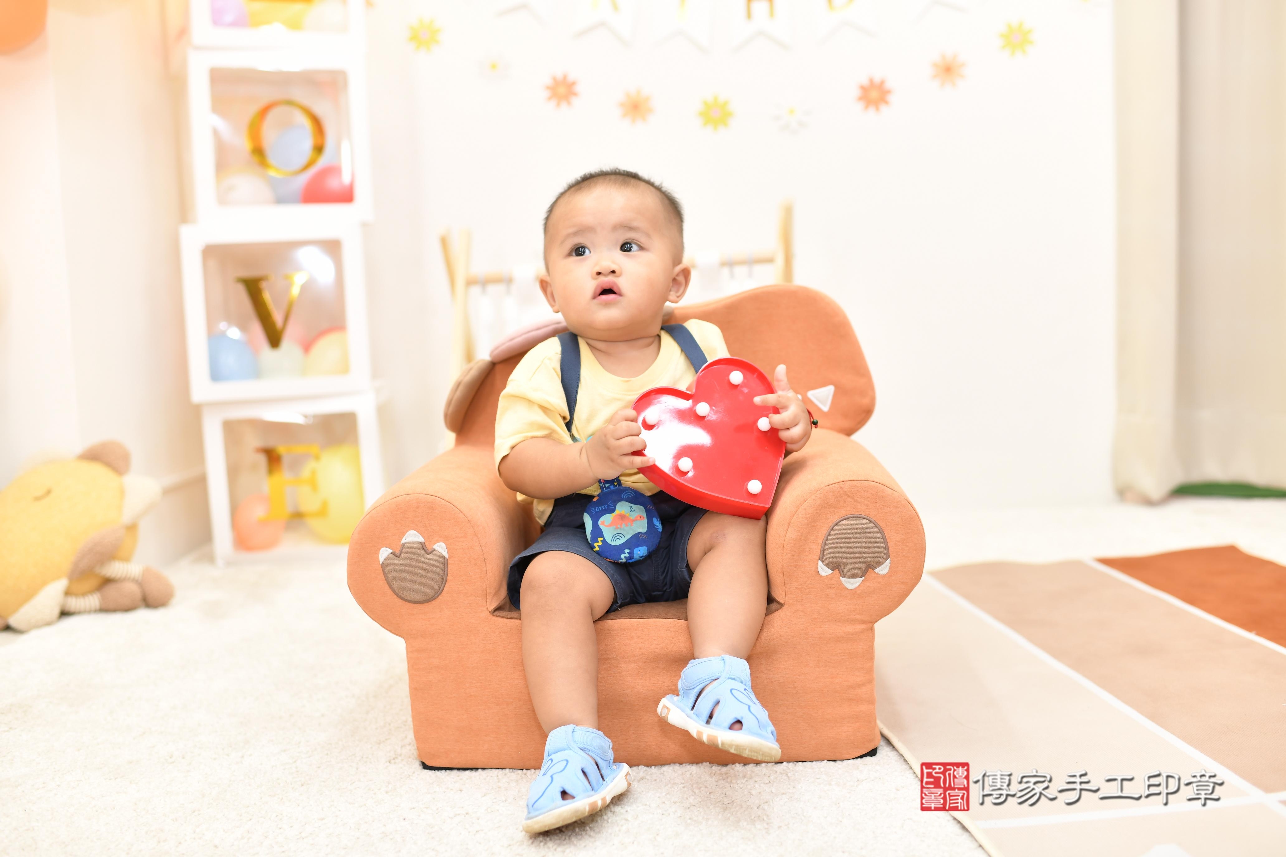 傳家手工印章高雄店、抓周、度脺、中國風會場、傳家嬰兒古禮、吉祥話、抓周道具物品24種、拍照。抓周證書。寶寶抓周、滿周歲、生日快樂、祝福