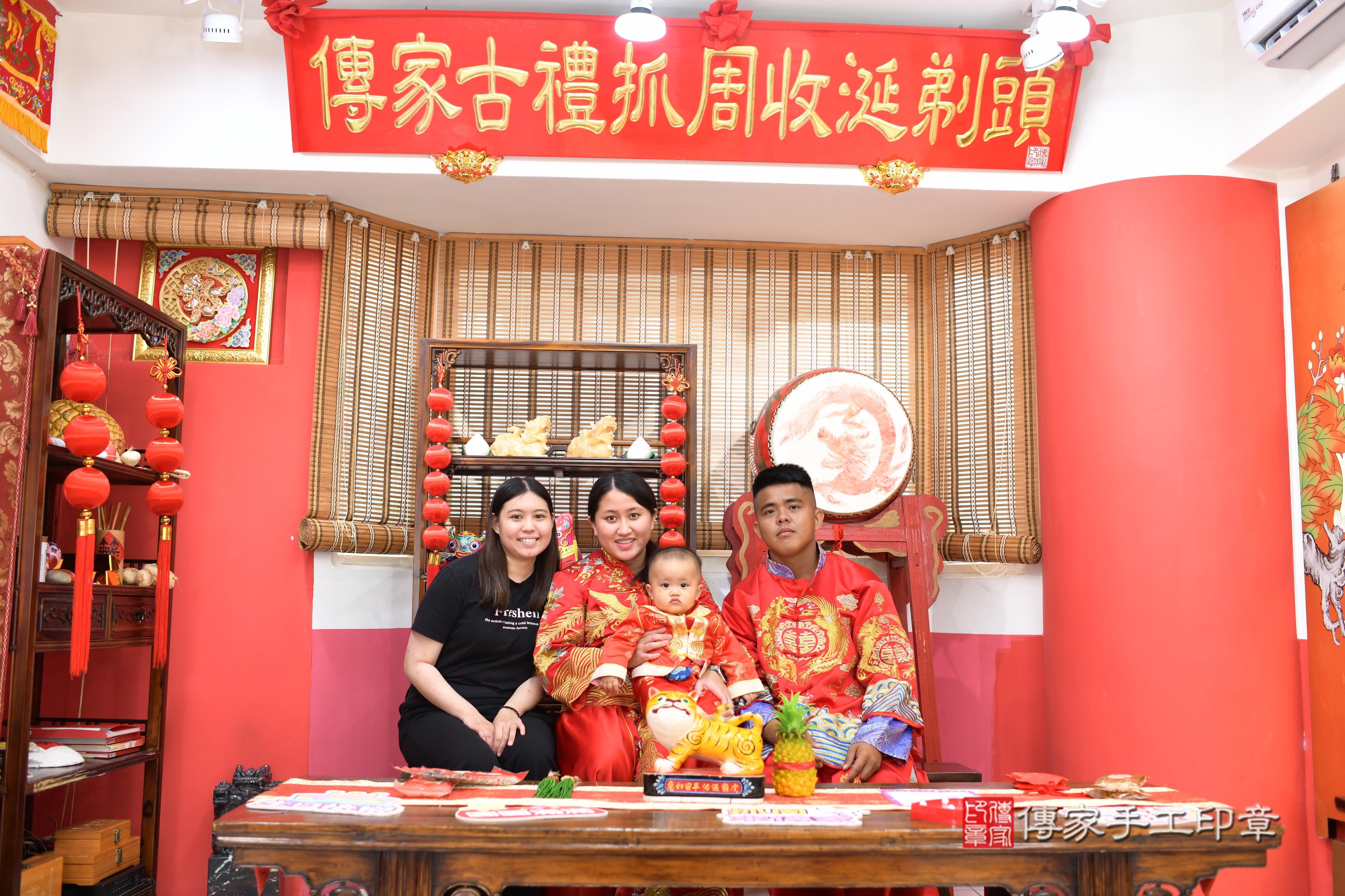 傳家手工印章高雄店、抓周、度脺、中國風會場、傳家嬰兒古禮、吉祥話、抓周道具物品24種、拍照。抓周證書。寶寶抓周、滿周歲、生日快樂、祝福