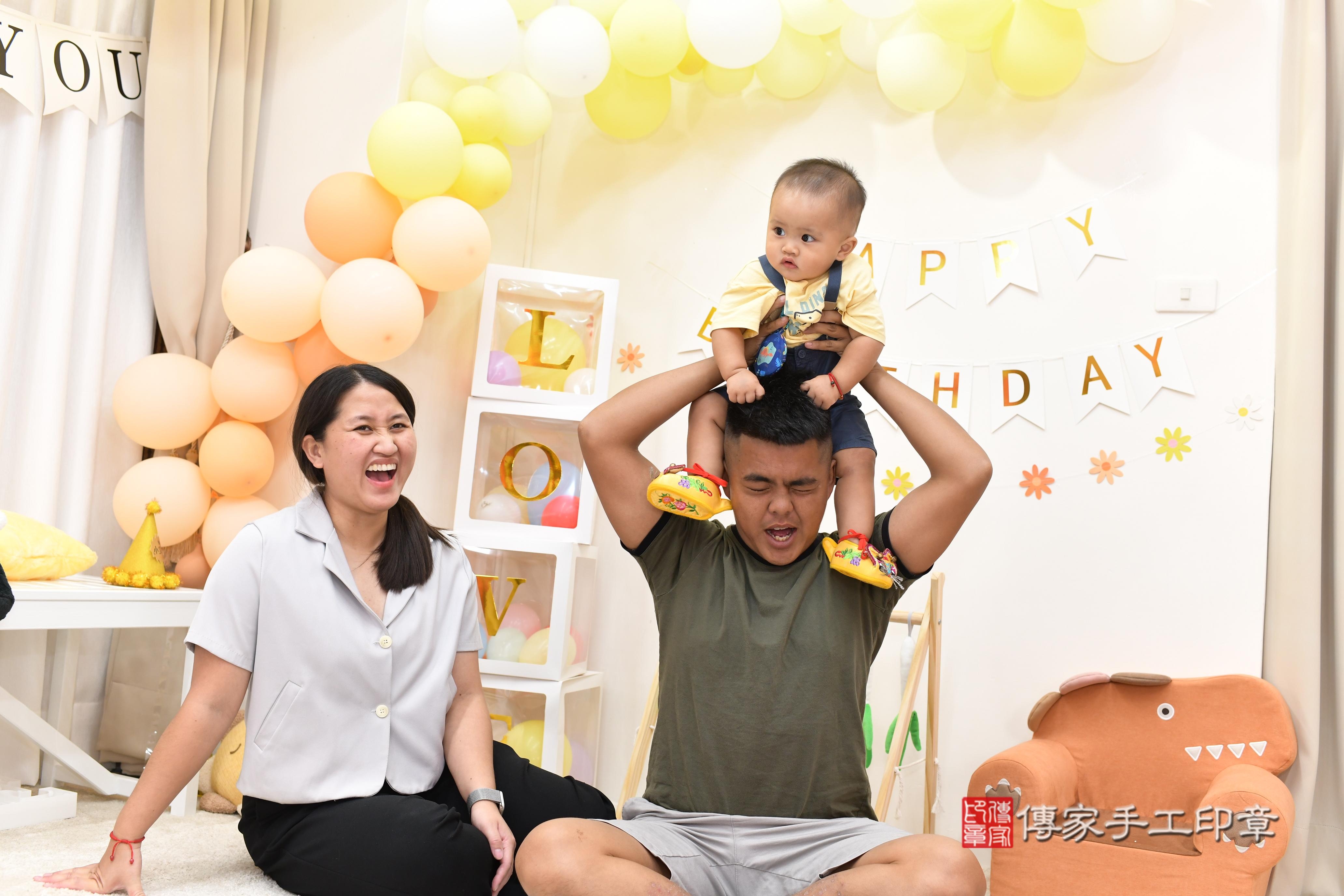 傳家手工印章高雄店、抓周、度脺、中國風會場、傳家嬰兒古禮、吉祥話、抓周道具物品24種、拍照。抓周證書。寶寶抓周、滿周歲、生日快樂、祝福