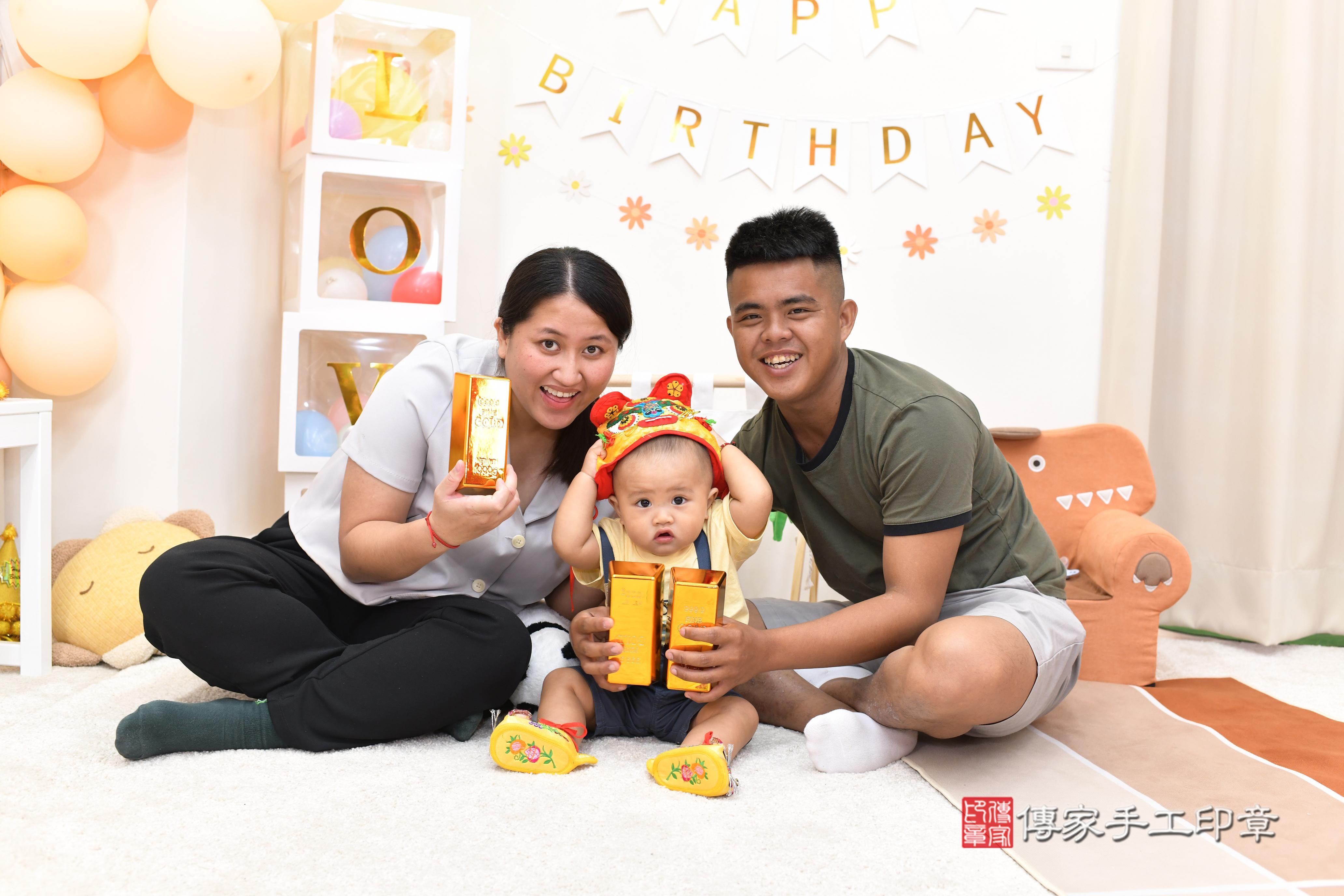 傳家手工印章高雄店、抓周、度脺、中國風會場、傳家嬰兒古禮、吉祥話、抓周道具物品24種、拍照。抓周證書。寶寶抓周、滿周歲、生日快樂、祝福