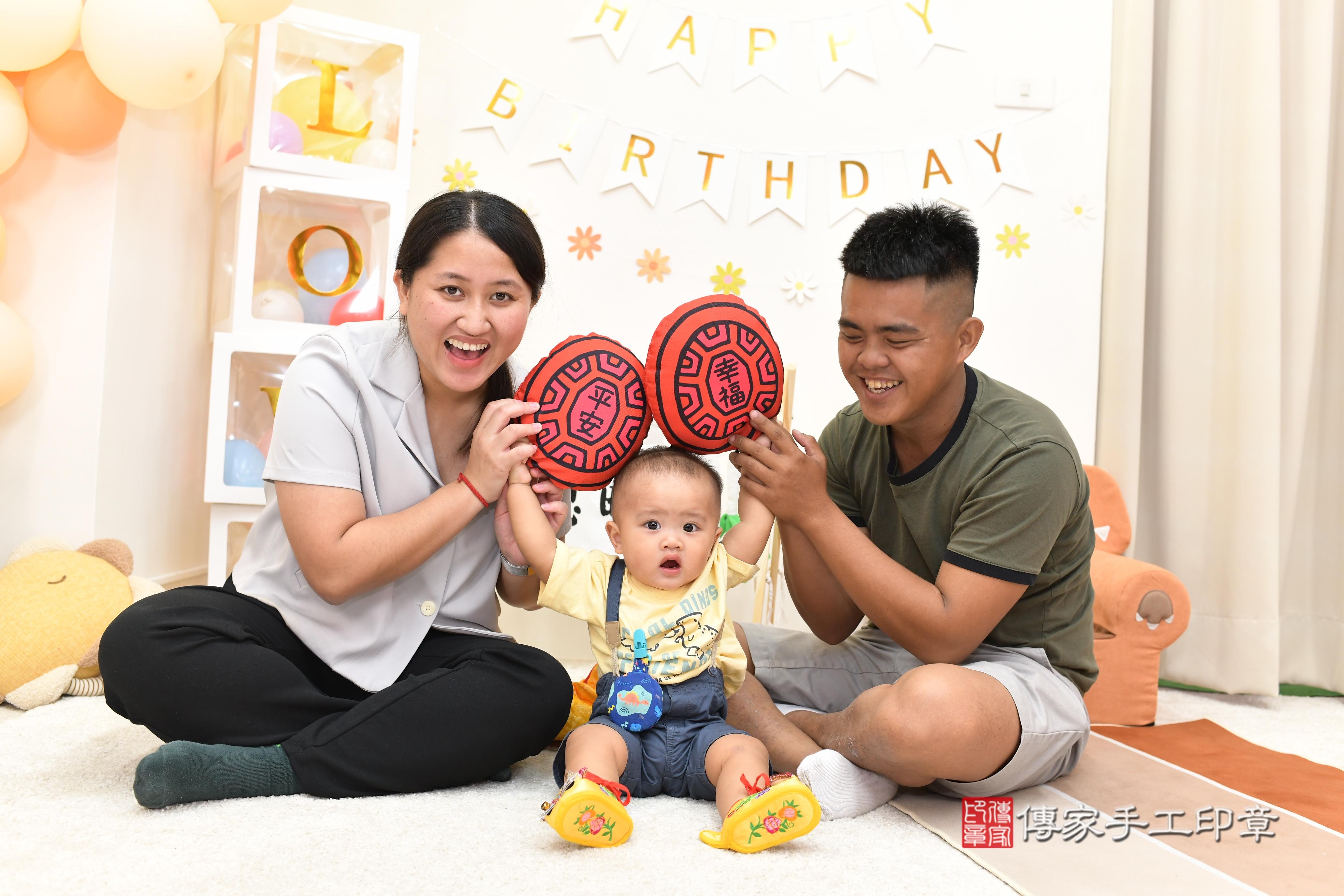 傳家手工印章高雄店、抓周、度脺、中國風會場、傳家嬰兒古禮、吉祥話、抓周道具物品24種、拍照。抓周證書。寶寶抓周、滿周歲、生日快樂、祝福