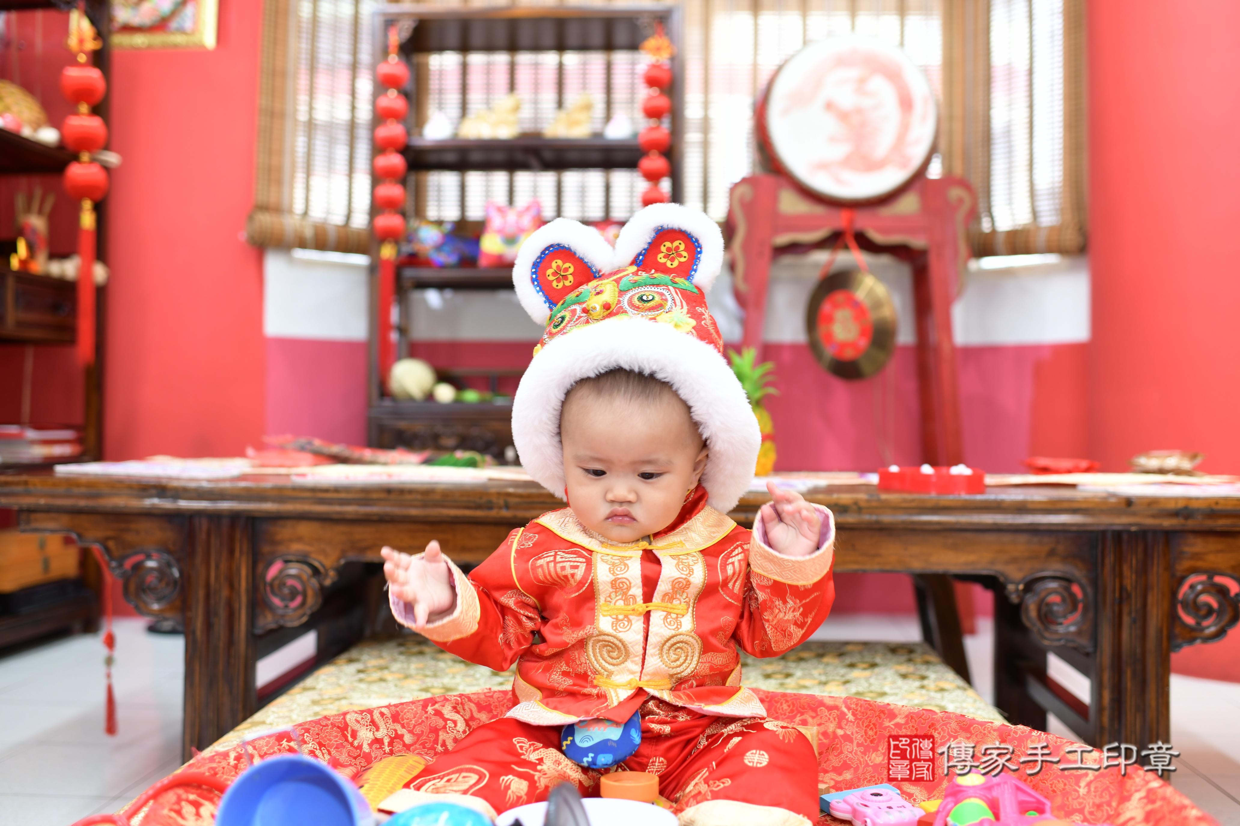 傳家手工印章高雄店、抓周、度脺、中國風會場、傳家嬰兒古禮、吉祥話、抓周道具物品24種、拍照。抓周證書。寶寶抓周、滿周歲、生日快樂、祝福