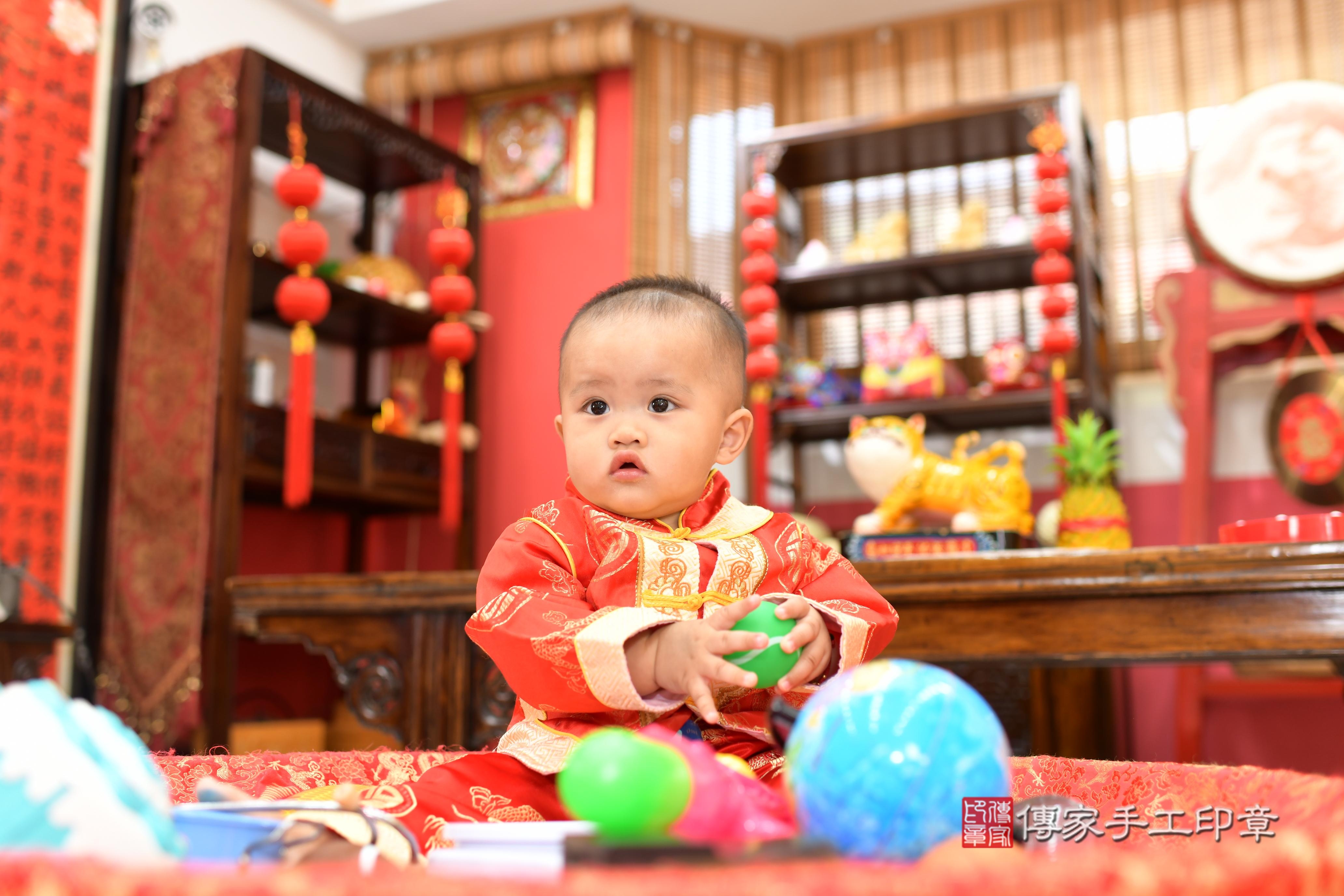 傳家手工印章高雄店、抓周、度脺、中國風會場、傳家嬰兒古禮、吉祥話、抓周道具物品24種、拍照。抓周證書。寶寶抓周、滿周歲、生日快樂、祝福