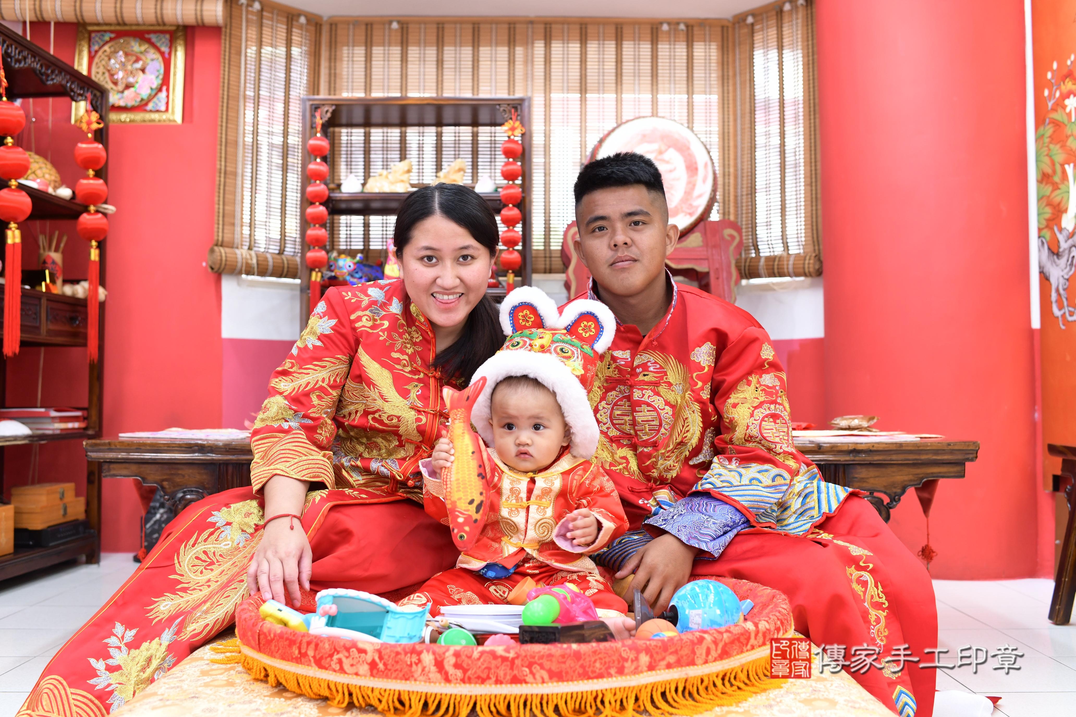 傳家手工印章高雄店、抓周、度脺、中國風會場、傳家嬰兒古禮、吉祥話、抓周道具物品24種、拍照。抓周證書。寶寶抓周、滿周歲、生日快樂、祝福