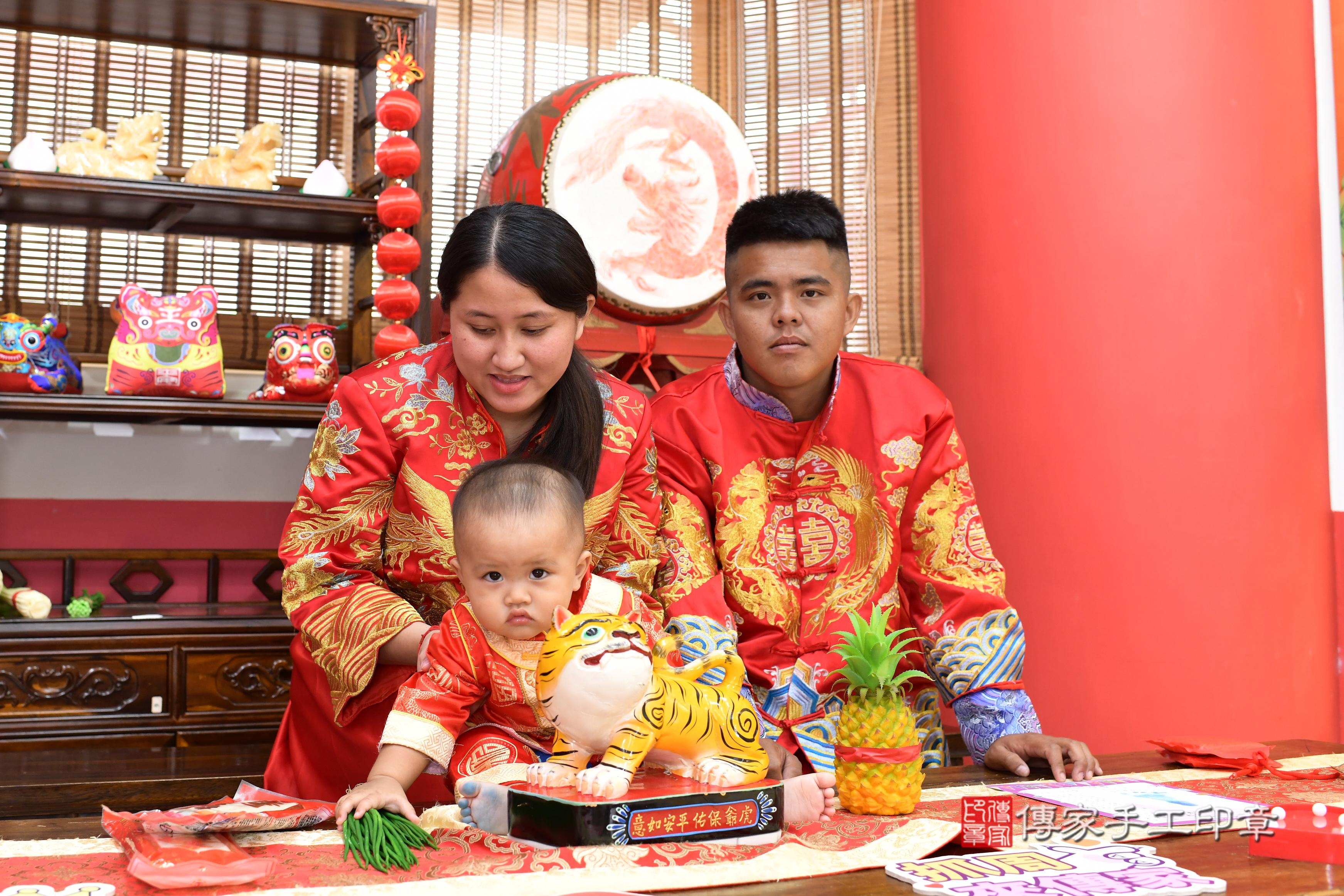 傳家手工印章高雄店、抓周、度脺、中國風會場、傳家嬰兒古禮、吉祥話、抓周道具物品24種、拍照。抓周證書。寶寶抓周、滿周歲、生日快樂、祝福