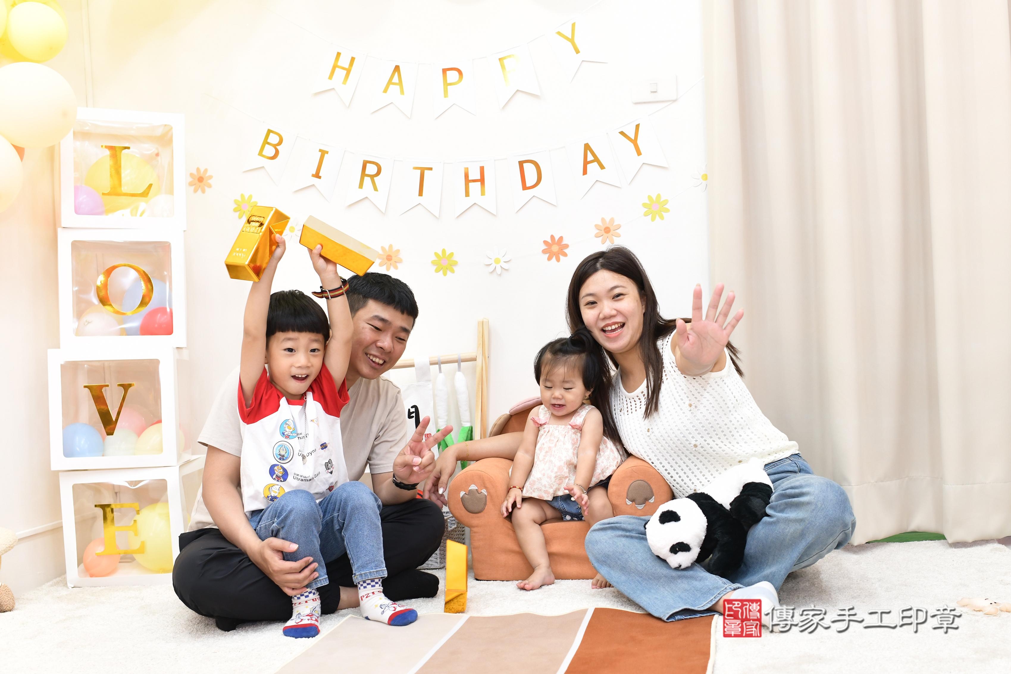 傳家手工印章高雄店、抓周、度脺、中國風會場、傳家嬰兒古禮、吉祥話、抓周道具物品24種、拍照。抓周證書。寶寶抓周、滿周歲、生日快樂、祝福
