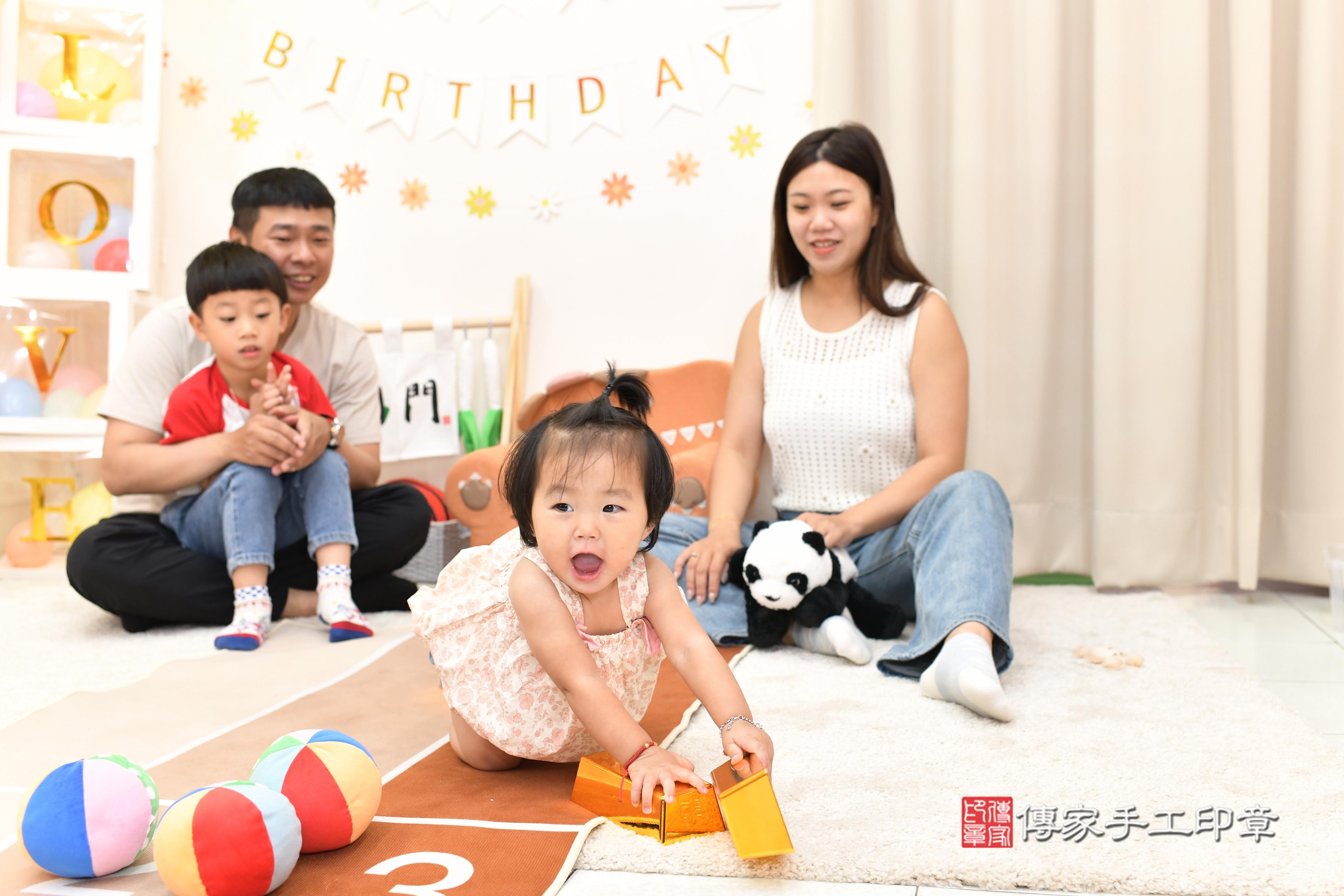 傳家手工印章高雄店、抓周、度脺、中國風會場、傳家嬰兒古禮、吉祥話、抓周道具物品24種、拍照。抓周證書。寶寶抓周、滿周歲、生日快樂、祝福