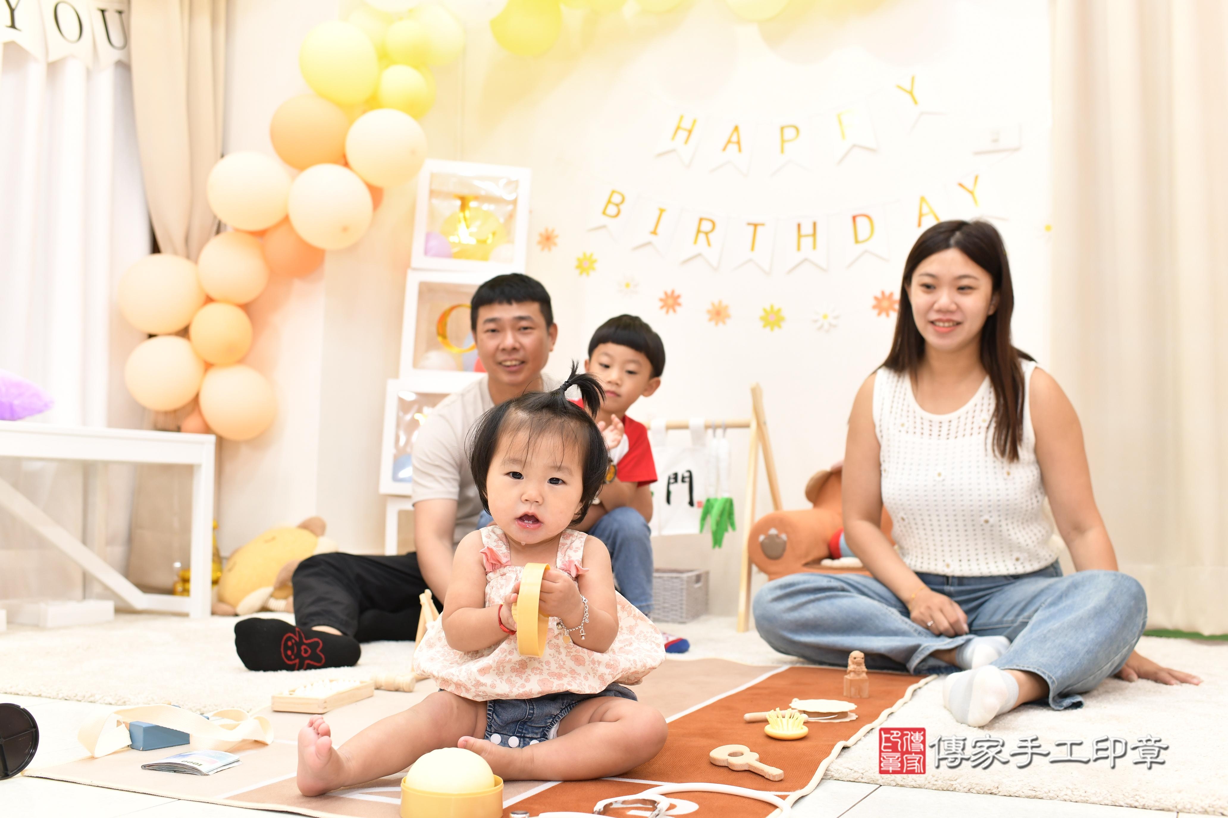 傳家手工印章高雄店、抓周、度脺、中國風會場、傳家嬰兒古禮、吉祥話、抓周道具物品24種、拍照。抓周證書。寶寶抓周、滿周歲、生日快樂、祝福