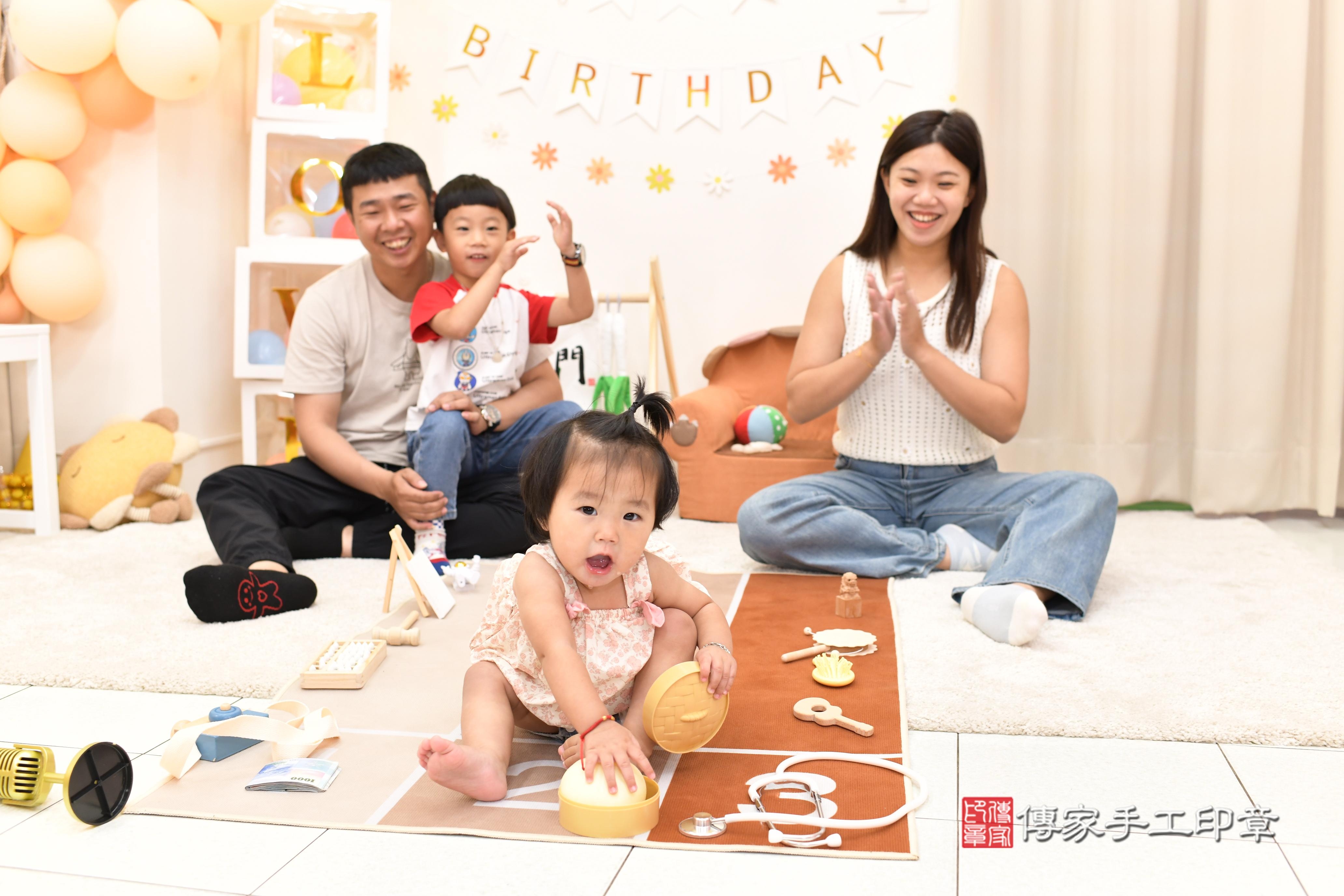 傳家手工印章高雄店、抓周、度脺、中國風會場、傳家嬰兒古禮、吉祥話、抓周道具物品24種、拍照。抓周證書。寶寶抓周、滿周歲、生日快樂、祝福