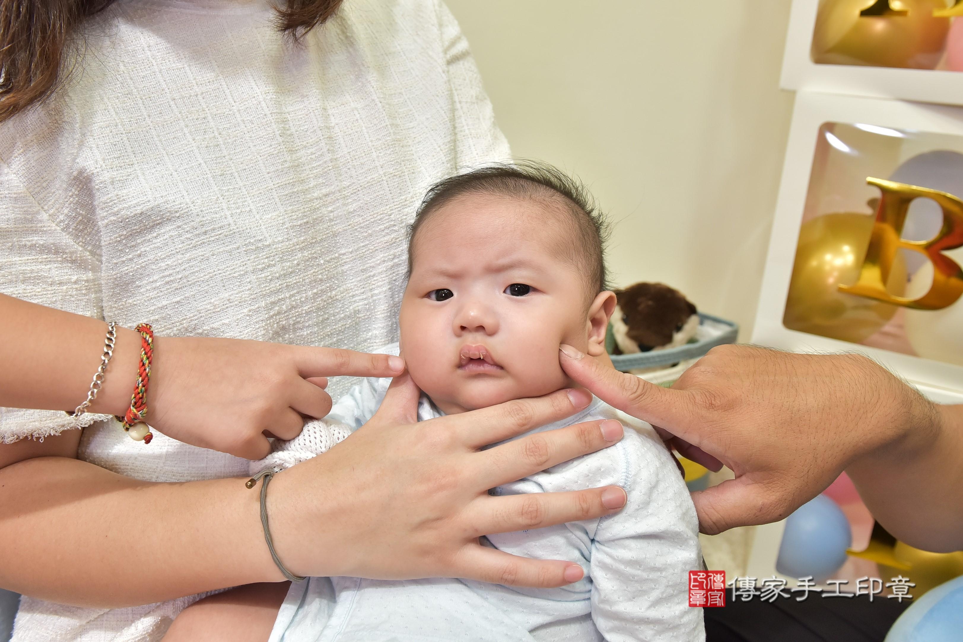傳家手工印章台南店、剃頭、中國風會場、傳家嬰兒古禮、吉祥話、抓周道具物品24種、拍照。抓周證書。寶寶抓周、滿周歲、生日快樂、祝福
