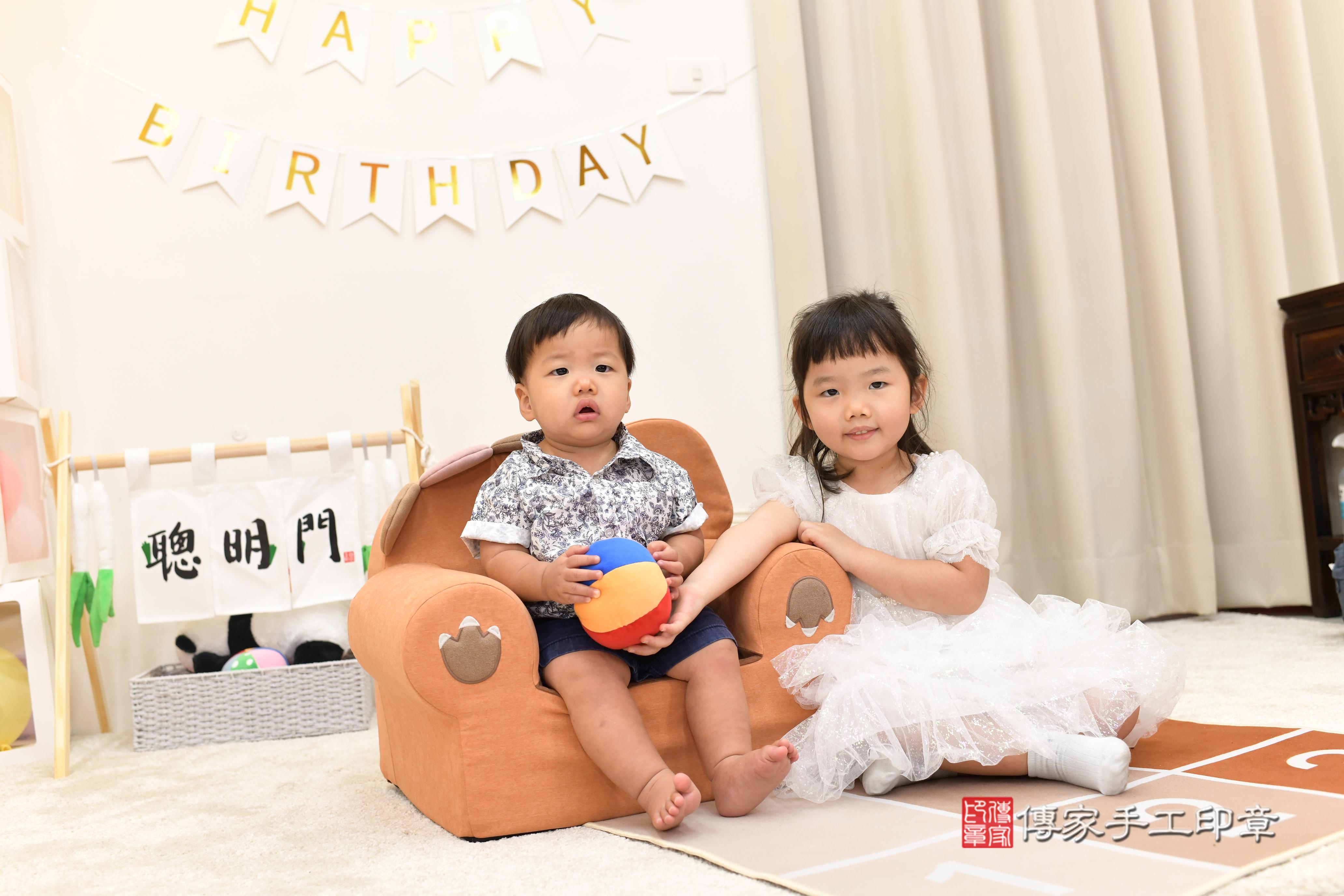 傳家手工印章高雄店、抓周、度脺、中國風會場、傳家嬰兒古禮、吉祥話、抓周道具物品24種、拍照。抓周證書。寶寶抓周、滿周歲、生日快樂、祝福