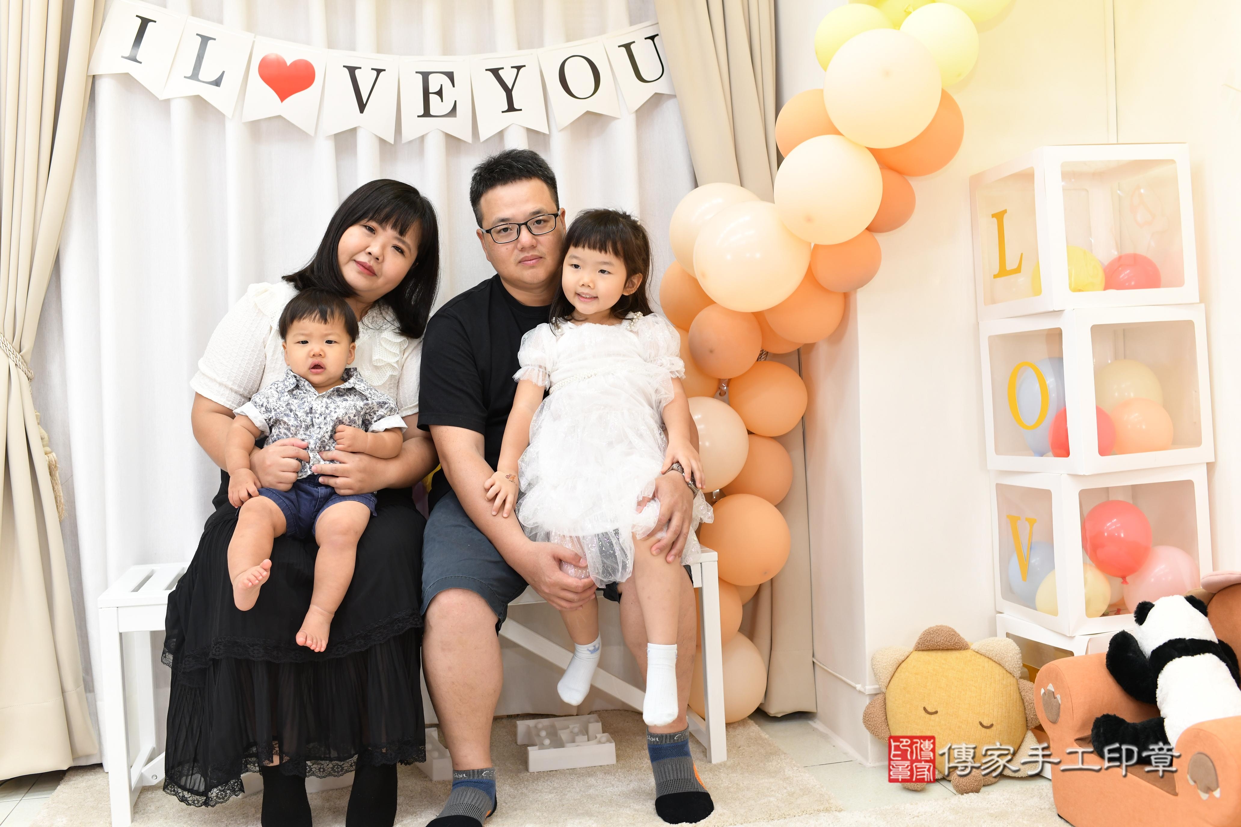 傳家手工印章高雄店、抓周、度脺、中國風會場、傳家嬰兒古禮、吉祥話、抓周道具物品24種、拍照。抓周證書。寶寶抓周、滿周歲、生日快樂、祝福