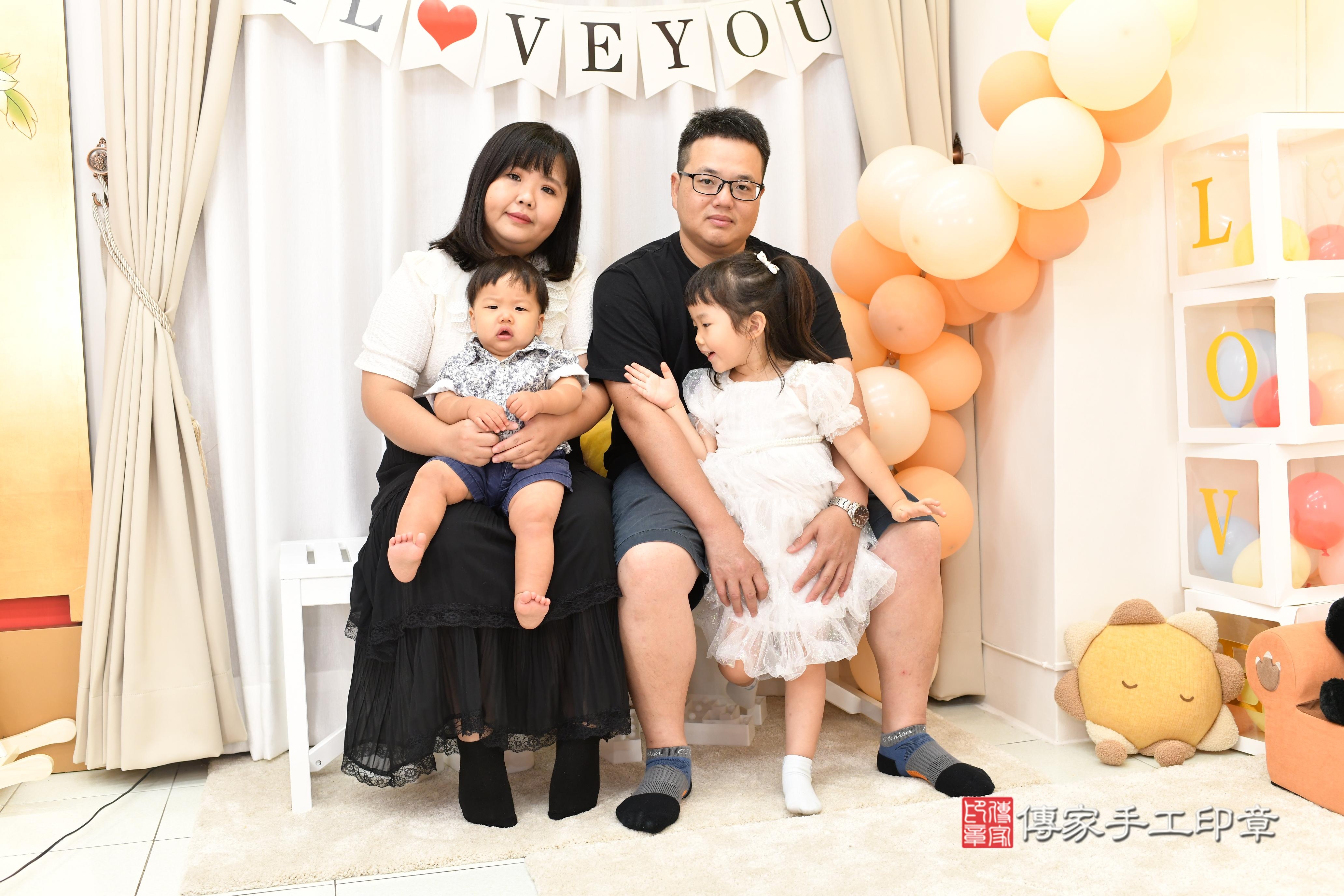 傳家手工印章高雄店、抓周、度脺、中國風會場、傳家嬰兒古禮、吉祥話、抓周道具物品24種、拍照。抓周證書。寶寶抓周、滿周歲、生日快樂、祝福