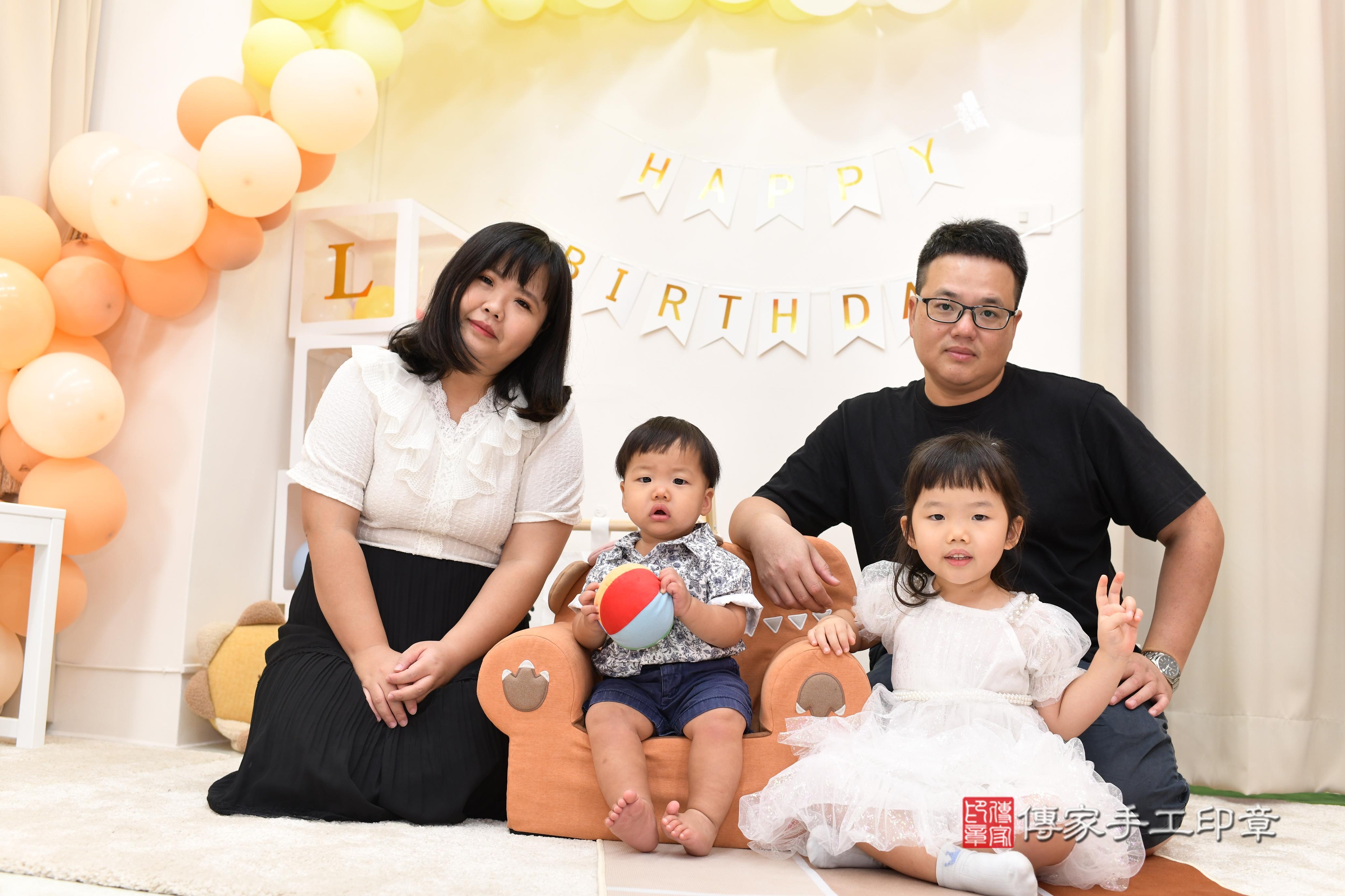 傳家手工印章高雄店、抓周、度脺、中國風會場、傳家嬰兒古禮、吉祥話、抓周道具物品24種、拍照。抓周證書。寶寶抓周、滿周歲、生日快樂、祝福