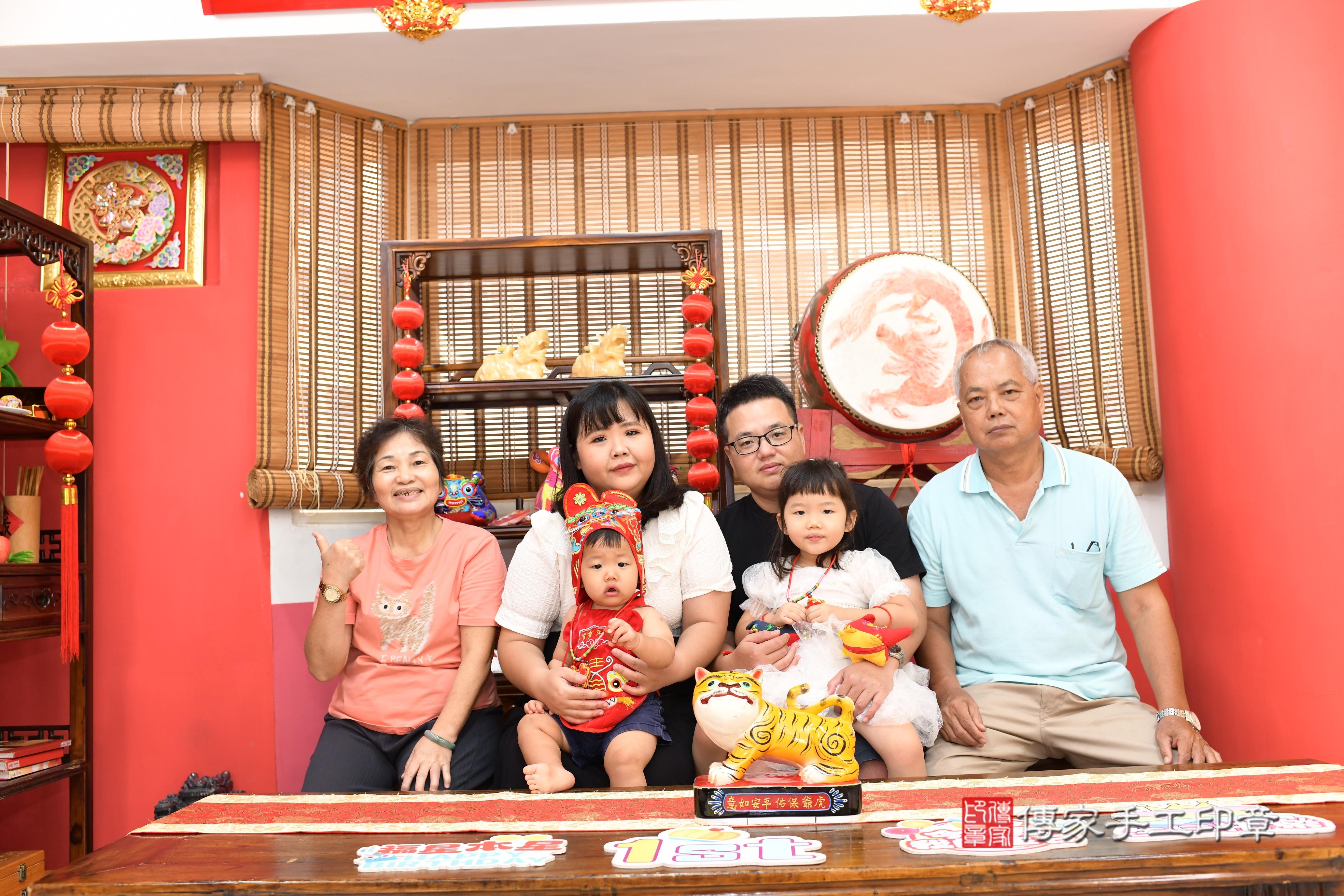 傳家手工印章高雄店、抓周、度脺、中國風會場、傳家嬰兒古禮、吉祥話、抓周道具物品24種、拍照。抓周證書。寶寶抓周、滿周歲、生日快樂、祝福