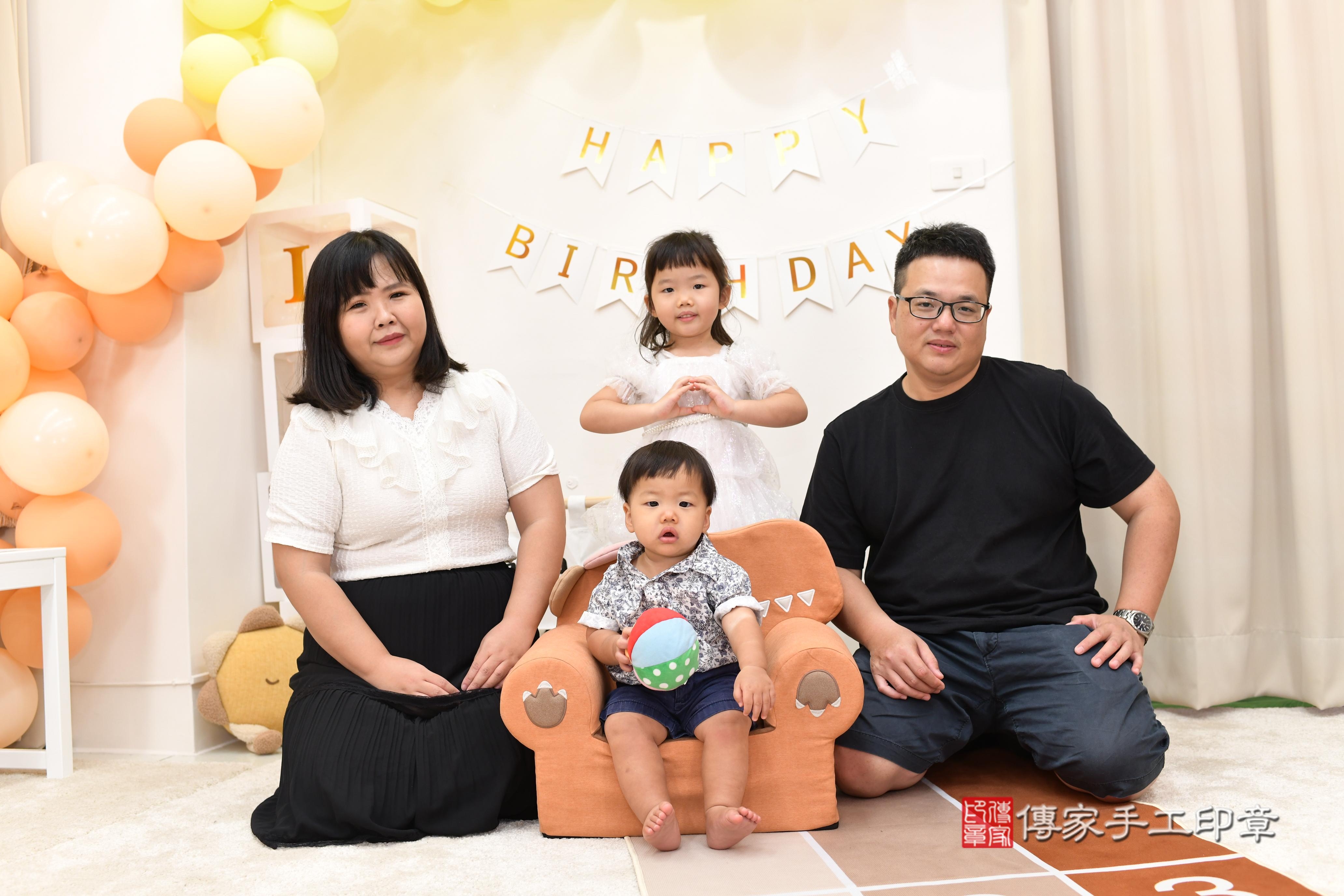 傳家手工印章高雄店、抓周、度脺、中國風會場、傳家嬰兒古禮、吉祥話、抓周道具物品24種、拍照。抓周證書。寶寶抓周、滿周歲、生日快樂、祝福