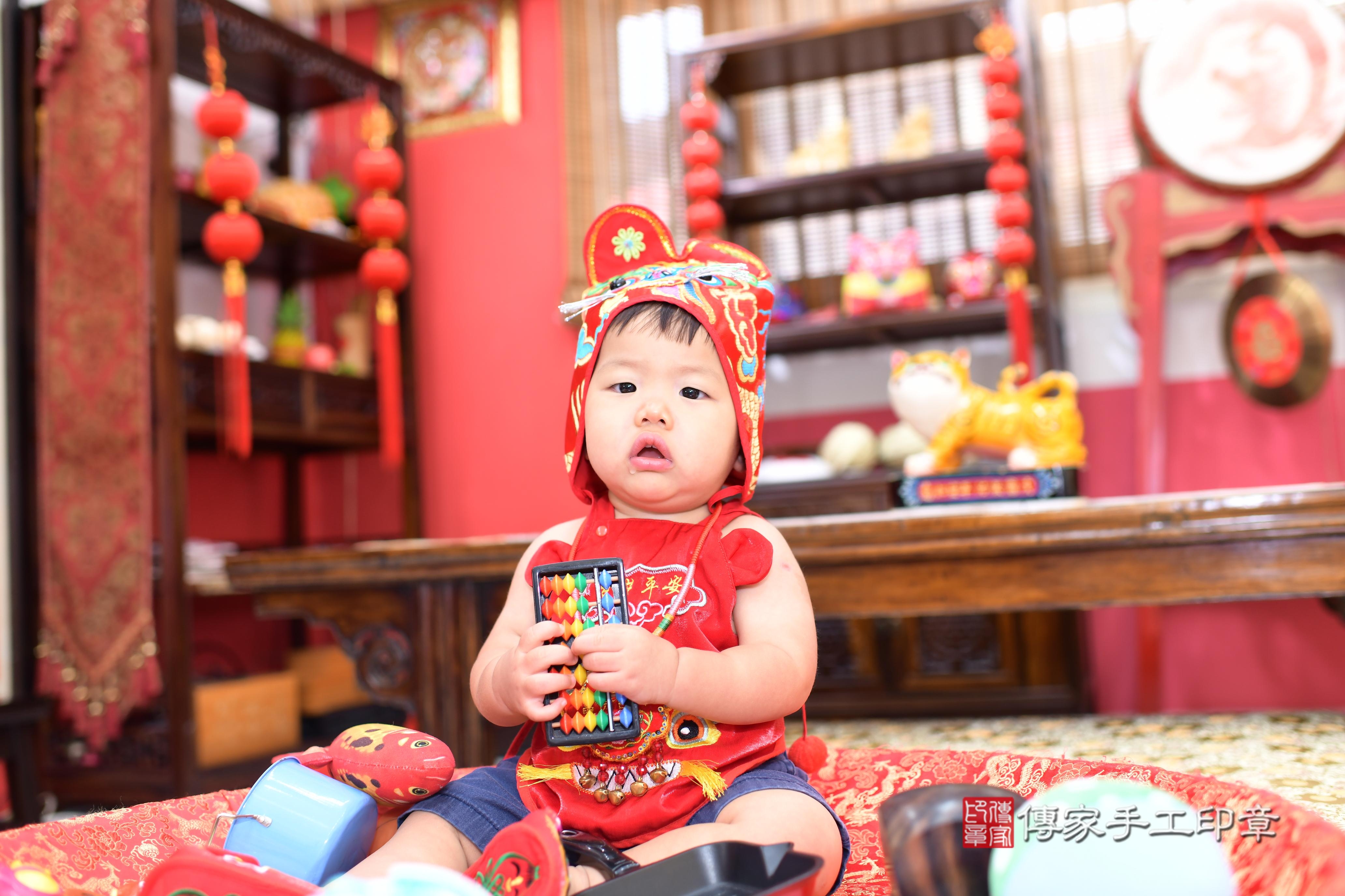 傳家手工印章高雄店、抓周、度脺、中國風會場、傳家嬰兒古禮、吉祥話、抓周道具物品24種、拍照。抓周證書。寶寶抓周、滿周歲、生日快樂、祝福