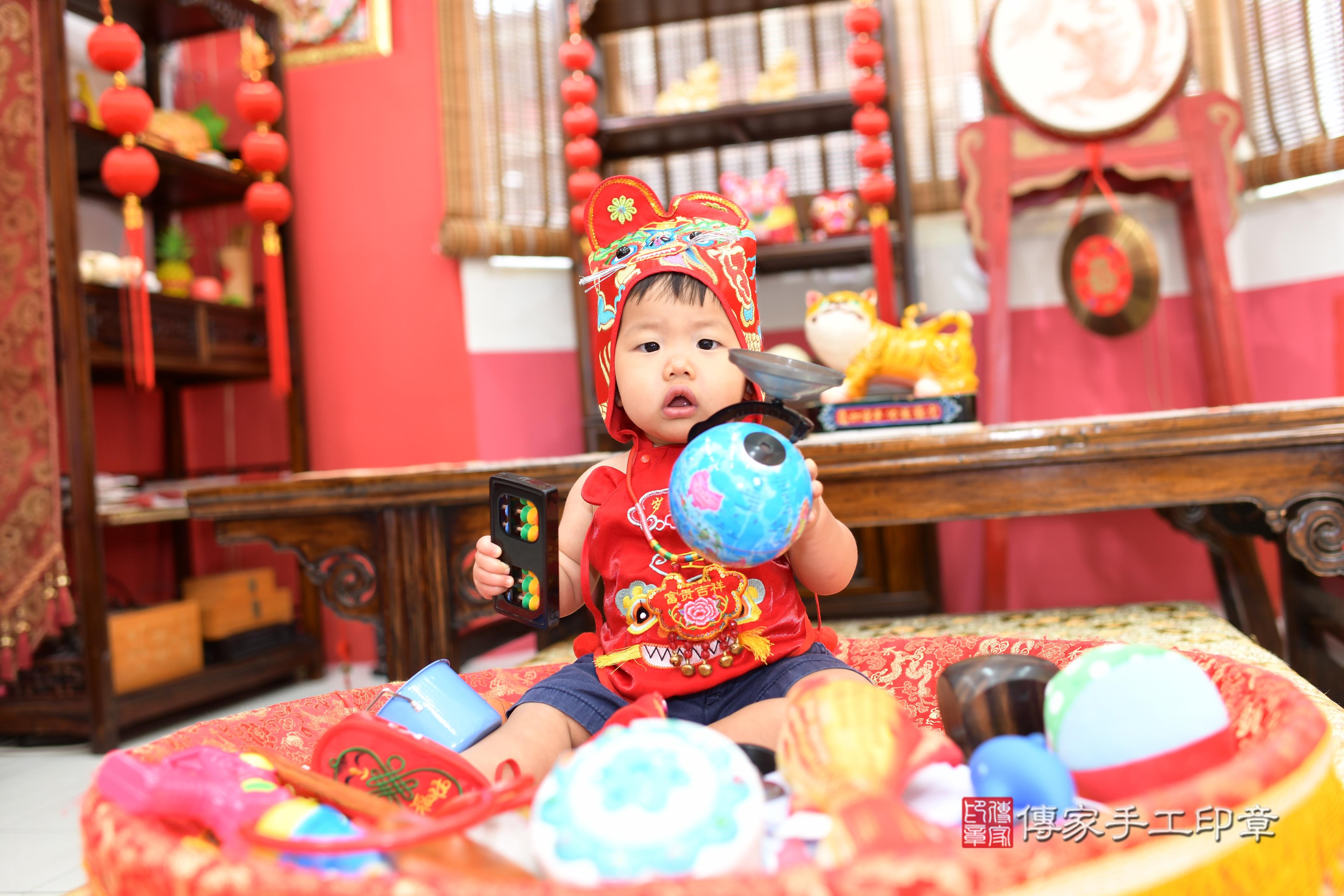 傳家手工印章高雄店、抓周、度脺、中國風會場、傳家嬰兒古禮、吉祥話、抓周道具物品24種、拍照。抓周證書。寶寶抓周、滿周歲、生日快樂、祝福