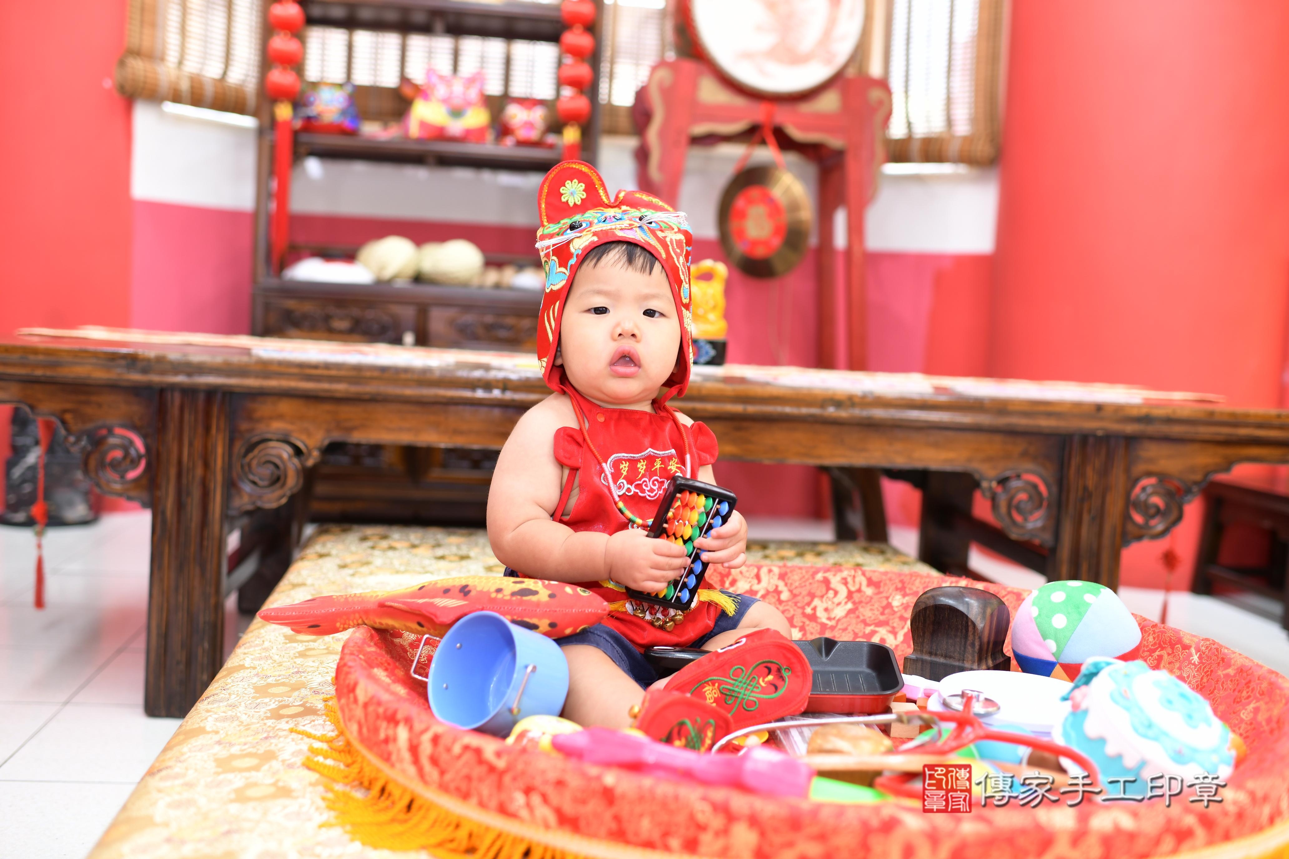 傳家手工印章高雄店、抓周、度脺、中國風會場、傳家嬰兒古禮、吉祥話、抓周道具物品24種、拍照。抓周證書。寶寶抓周、滿周歲、生日快樂、祝福