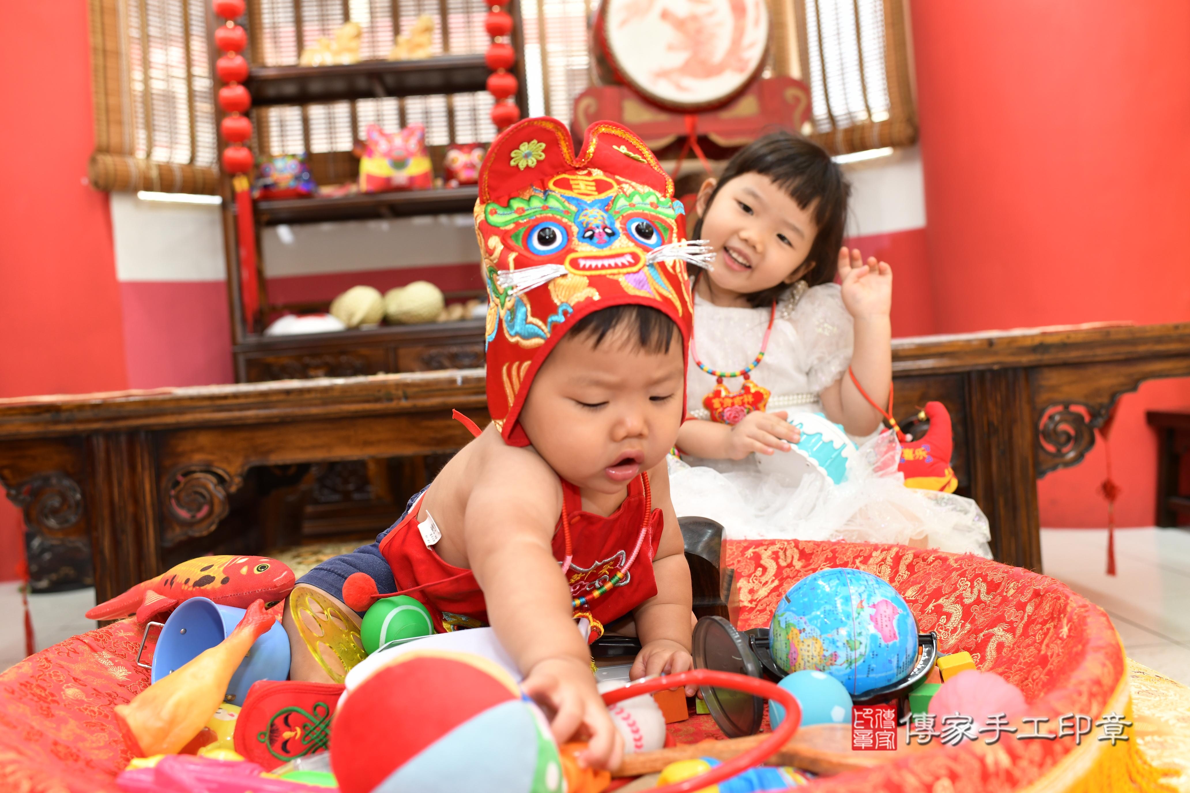 傳家手工印章高雄店、抓周、度脺、中國風會場、傳家嬰兒古禮、吉祥話、抓周道具物品24種、拍照。抓周證書。寶寶抓周、滿周歲、生日快樂、祝福