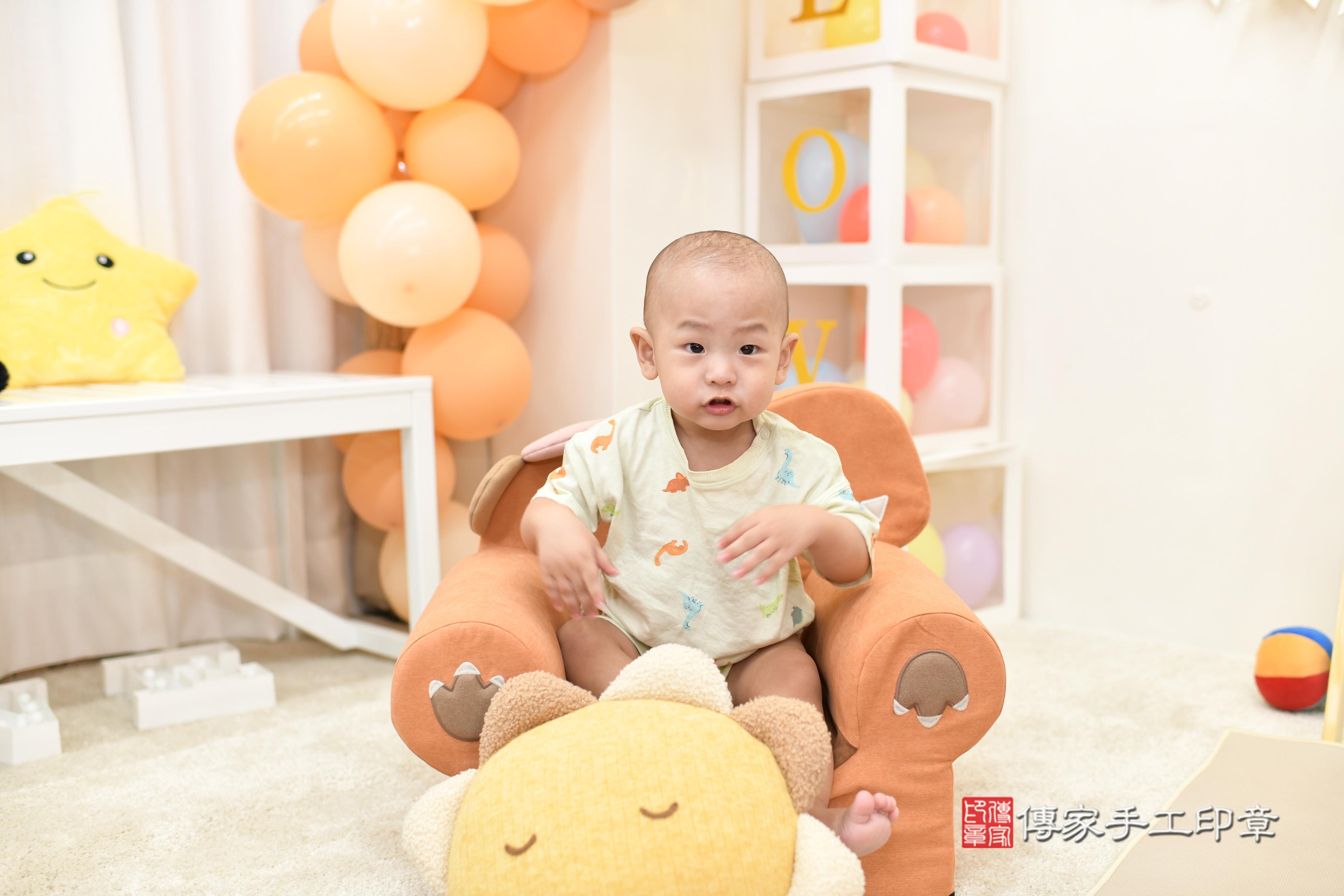 傳家手工印章高雄店、抓周、度脺、中國風會場、傳家嬰兒古禮、吉祥話、抓周道具物品24種、拍照。抓周證書。寶寶抓周、滿周歲、生日快樂、祝福