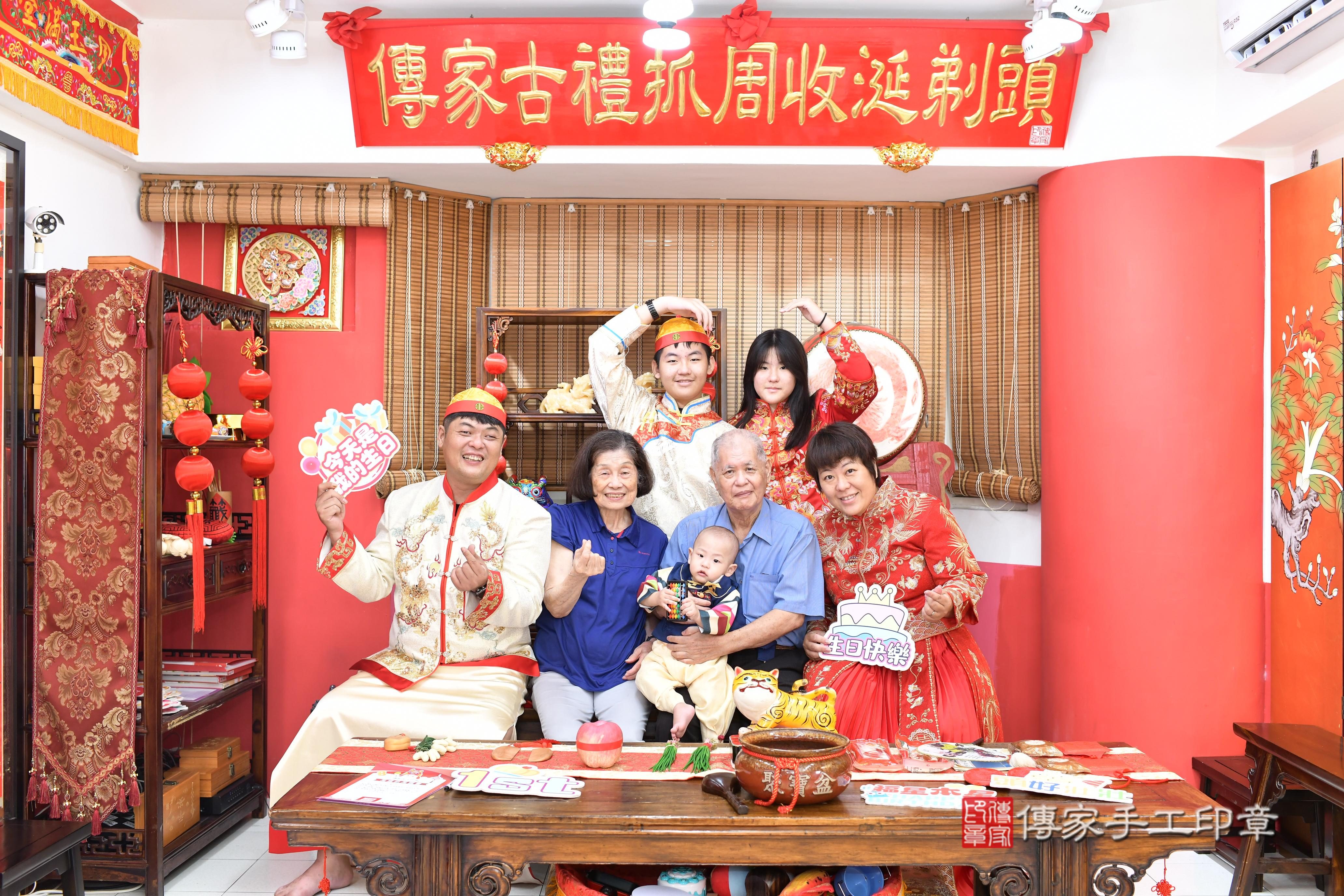 傳家手工印章高雄店、抓周、度脺、中國風會場、傳家嬰兒古禮、吉祥話、抓周道具物品24種、拍照。抓周證書。寶寶抓周、滿周歲、生日快樂、祝福