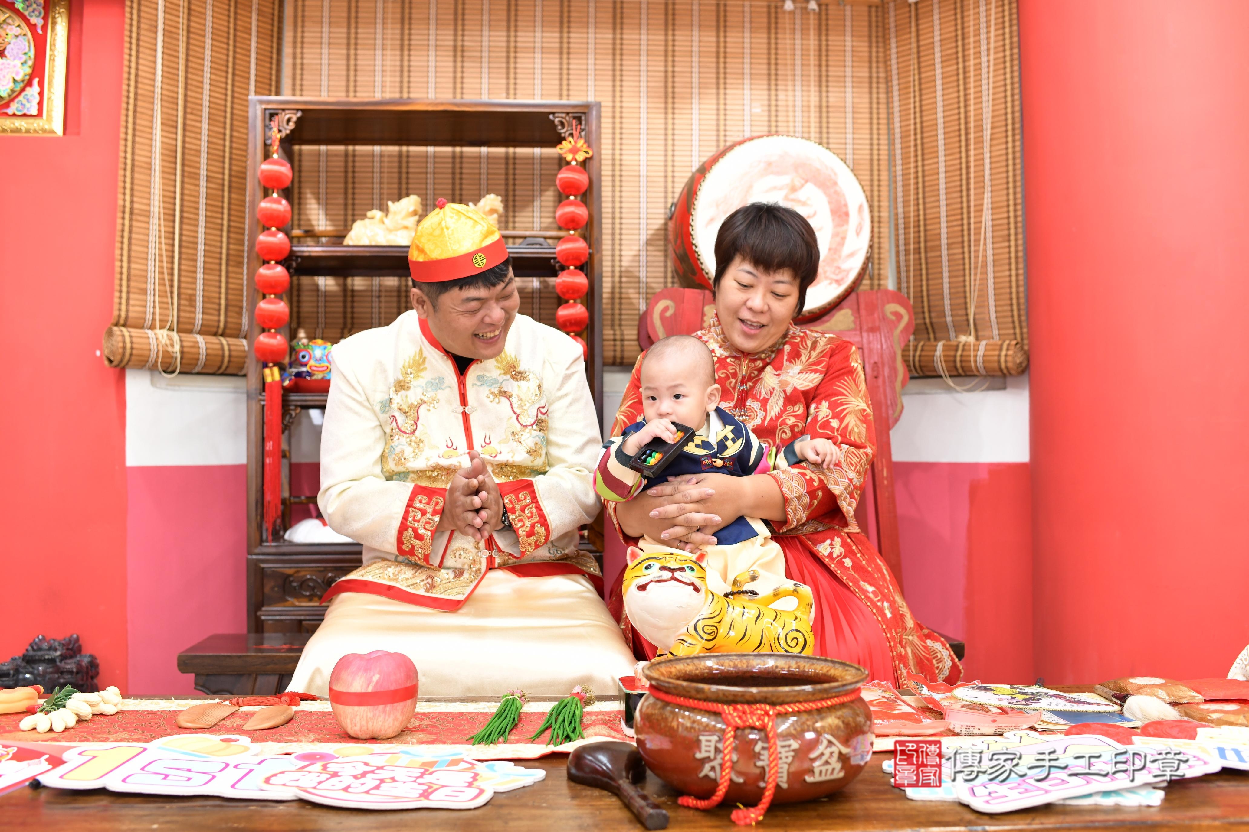 傳家手工印章高雄店、抓周、度脺、中國風會場、傳家嬰兒古禮、吉祥話、抓周道具物品24種、拍照。抓周證書。寶寶抓周、滿周歲、生日快樂、祝福