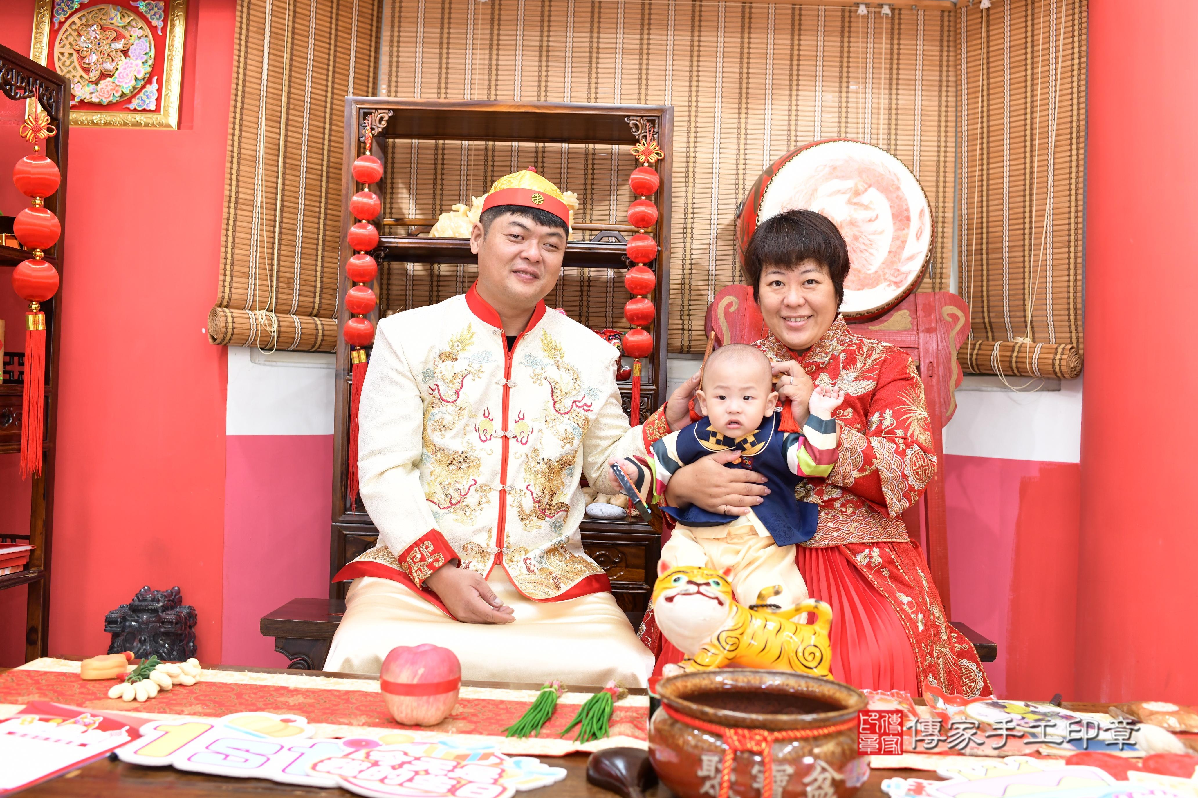 傳家手工印章高雄店、抓周、度脺、中國風會場、傳家嬰兒古禮、吉祥話、抓周道具物品24種、拍照。抓周證書。寶寶抓周、滿周歲、生日快樂、祝福