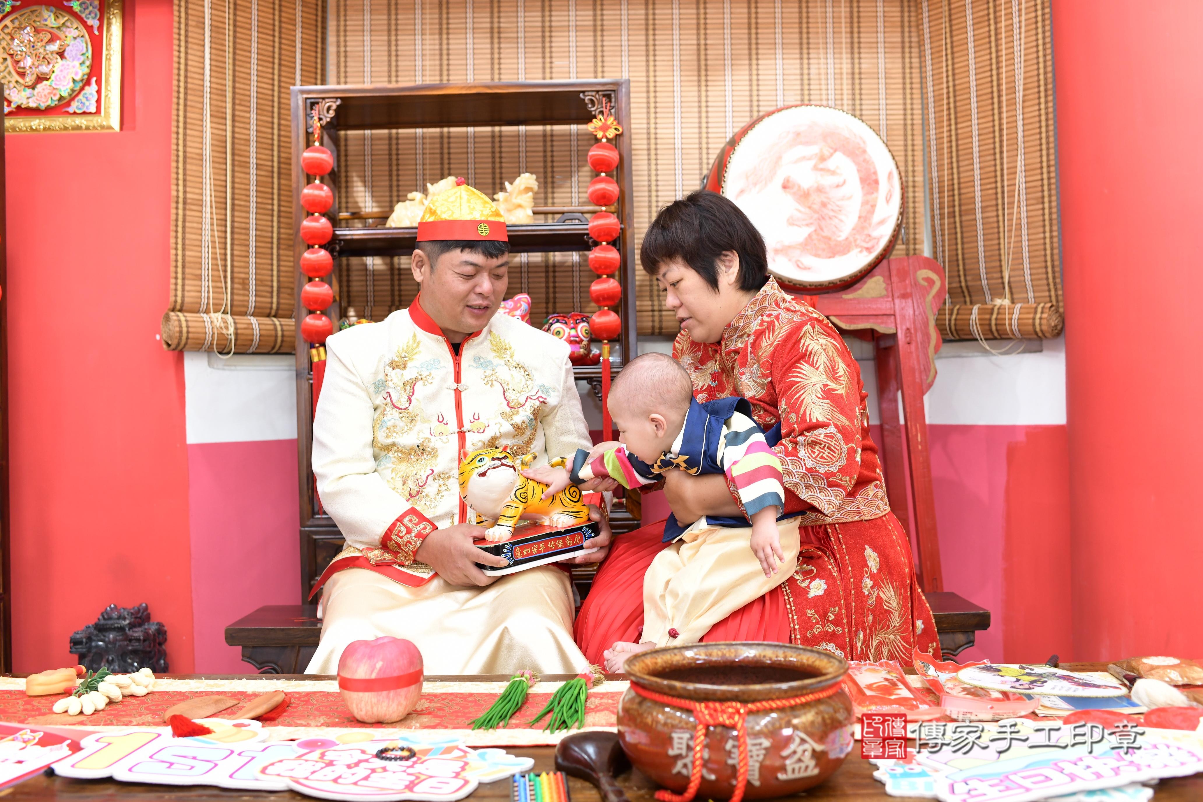 傳家手工印章高雄店、抓周、度脺、中國風會場、傳家嬰兒古禮、吉祥話、抓周道具物品24種、拍照。抓周證書。寶寶抓周、滿周歲、生日快樂、祝福