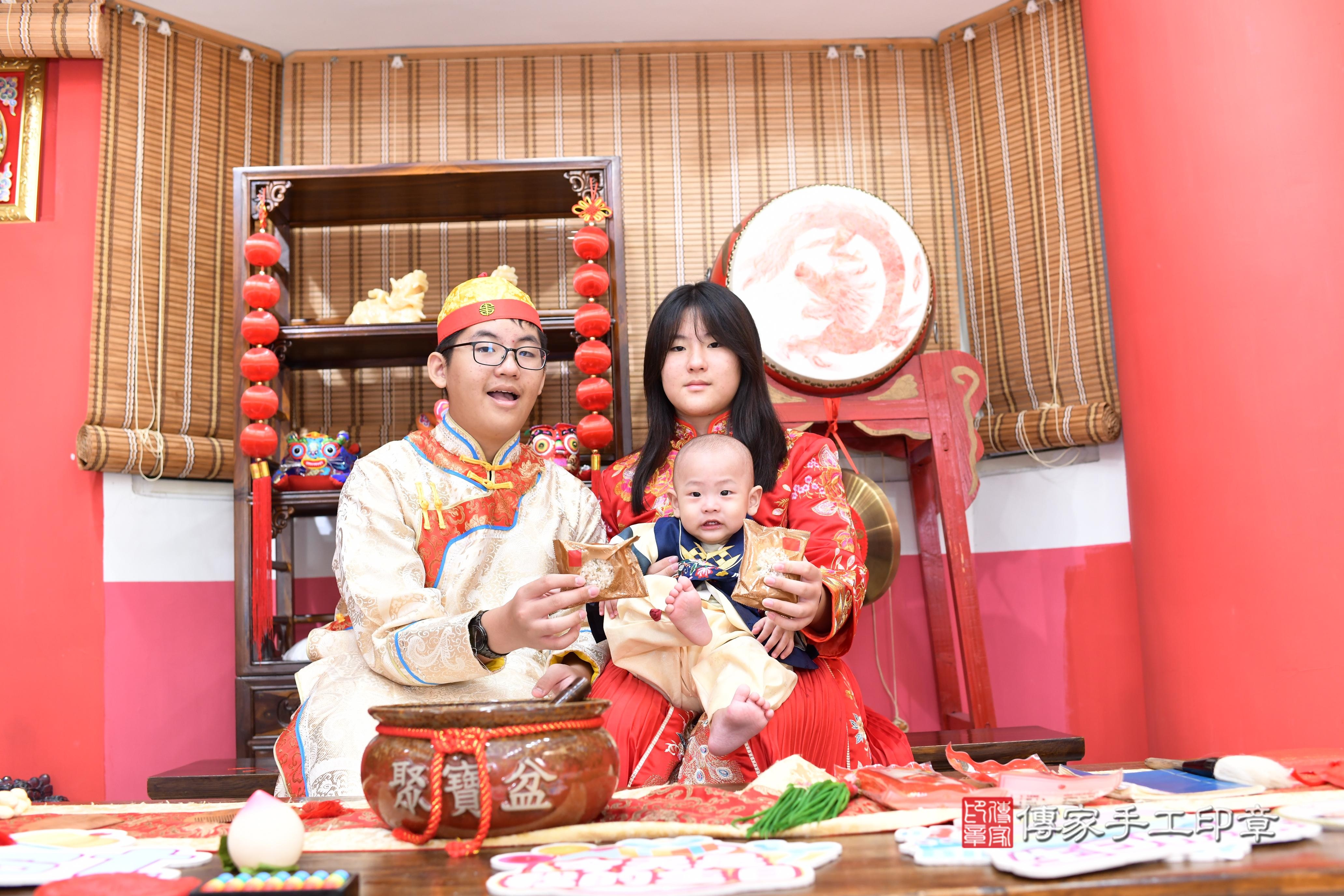 傳家手工印章高雄店、抓周、度脺、中國風會場、傳家嬰兒古禮、吉祥話、抓周道具物品24種、拍照。抓周證書。寶寶抓周、滿周歲、生日快樂、祝福