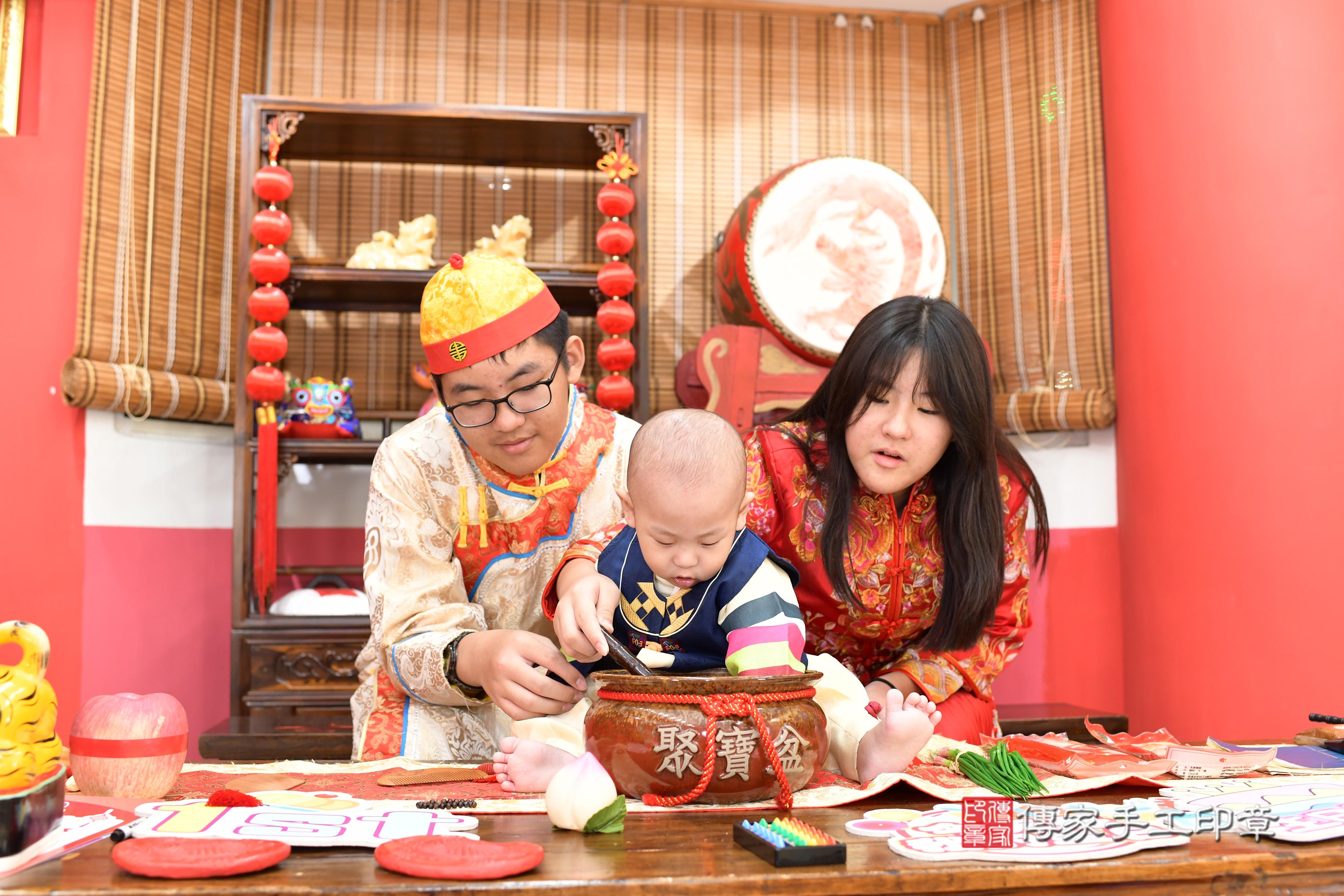 傳家手工印章高雄店、抓周、度脺、中國風會場、傳家嬰兒古禮、吉祥話、抓周道具物品24種、拍照。抓周證書。寶寶抓周、滿周歲、生日快樂、祝福