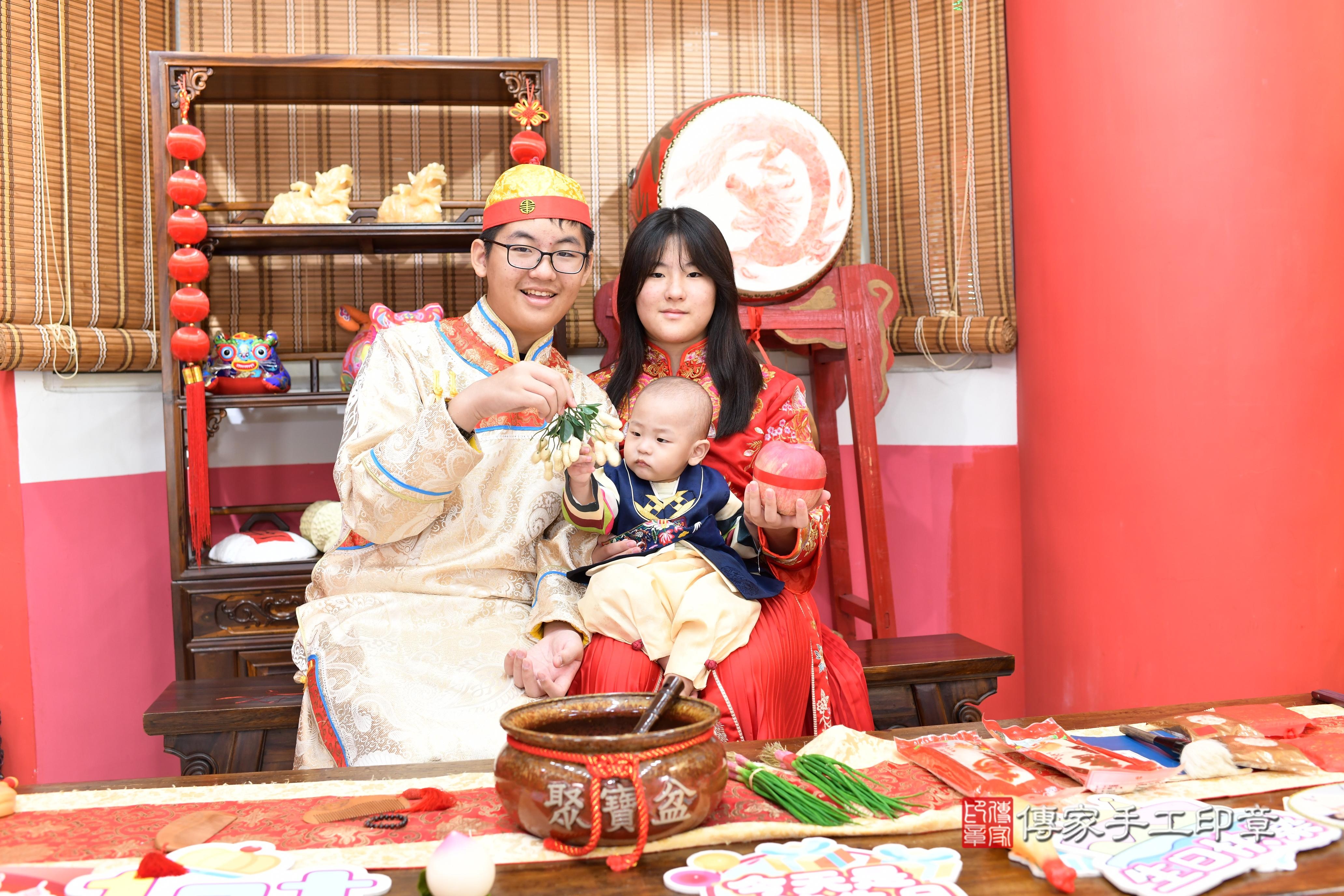 傳家手工印章高雄店、抓周、度脺、中國風會場、傳家嬰兒古禮、吉祥話、抓周道具物品24種、拍照。抓周證書。寶寶抓周、滿周歲、生日快樂、祝福