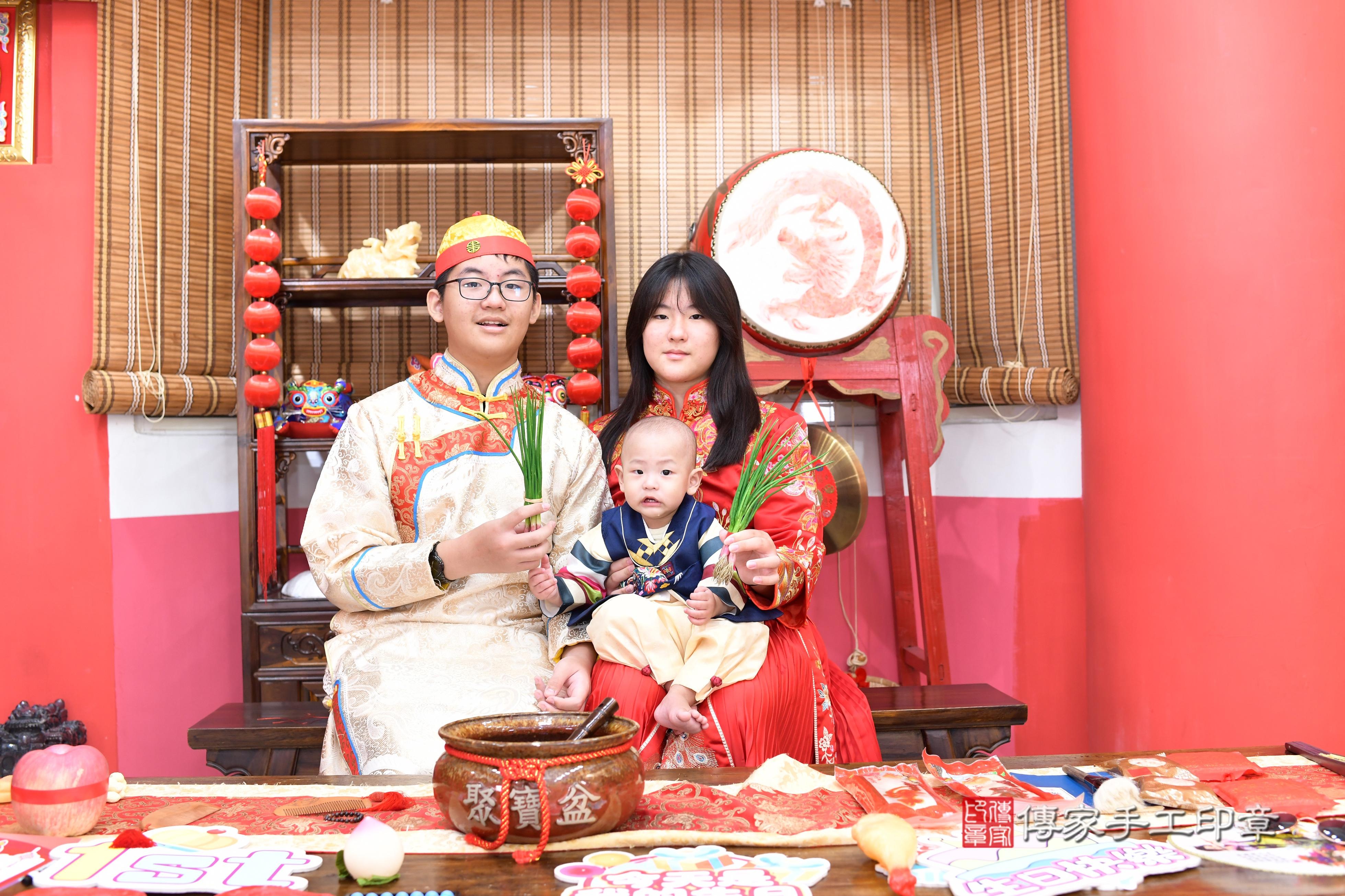 傳家手工印章高雄店、抓周、度脺、中國風會場、傳家嬰兒古禮、吉祥話、抓周道具物品24種、拍照。抓周證書。寶寶抓周、滿周歲、生日快樂、祝福