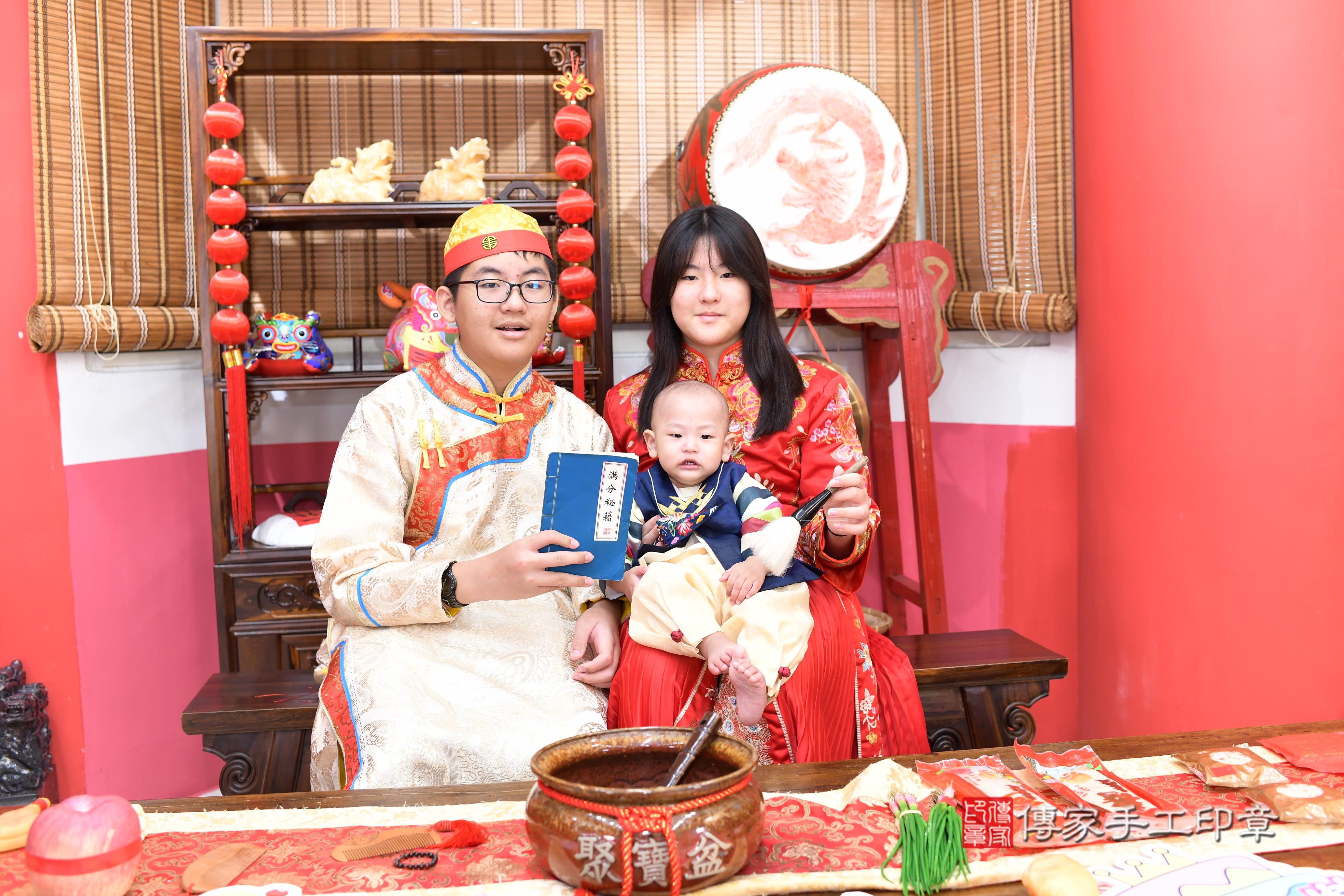 傳家手工印章高雄店、抓周、度脺、中國風會場、傳家嬰兒古禮、吉祥話、抓周道具物品24種、拍照。抓周證書。寶寶抓周、滿周歲、生日快樂、祝福