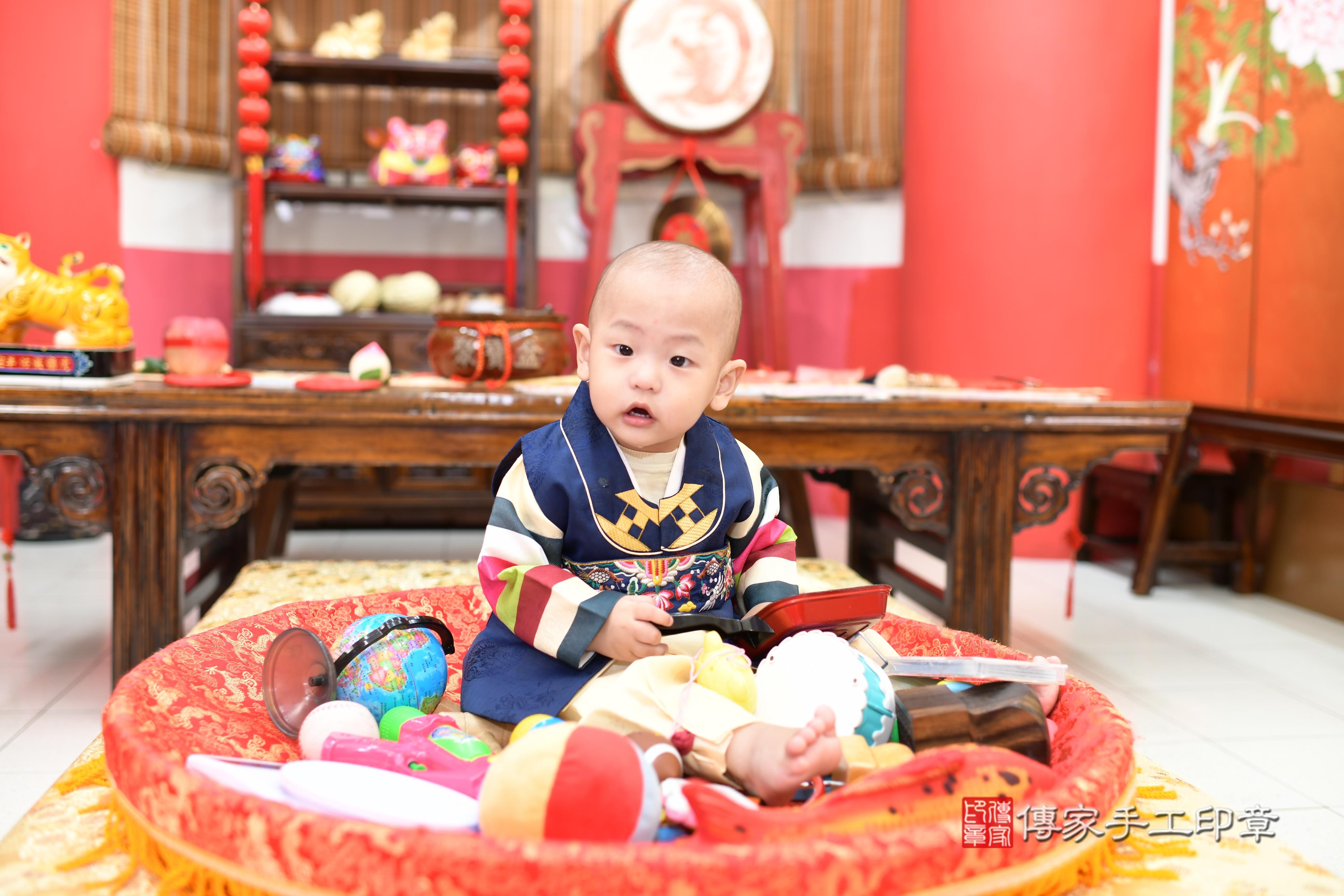 傳家手工印章高雄店、抓周、度脺、中國風會場、傳家嬰兒古禮、吉祥話、抓周道具物品24種、拍照。抓周證書。寶寶抓周、滿周歲、生日快樂、祝福