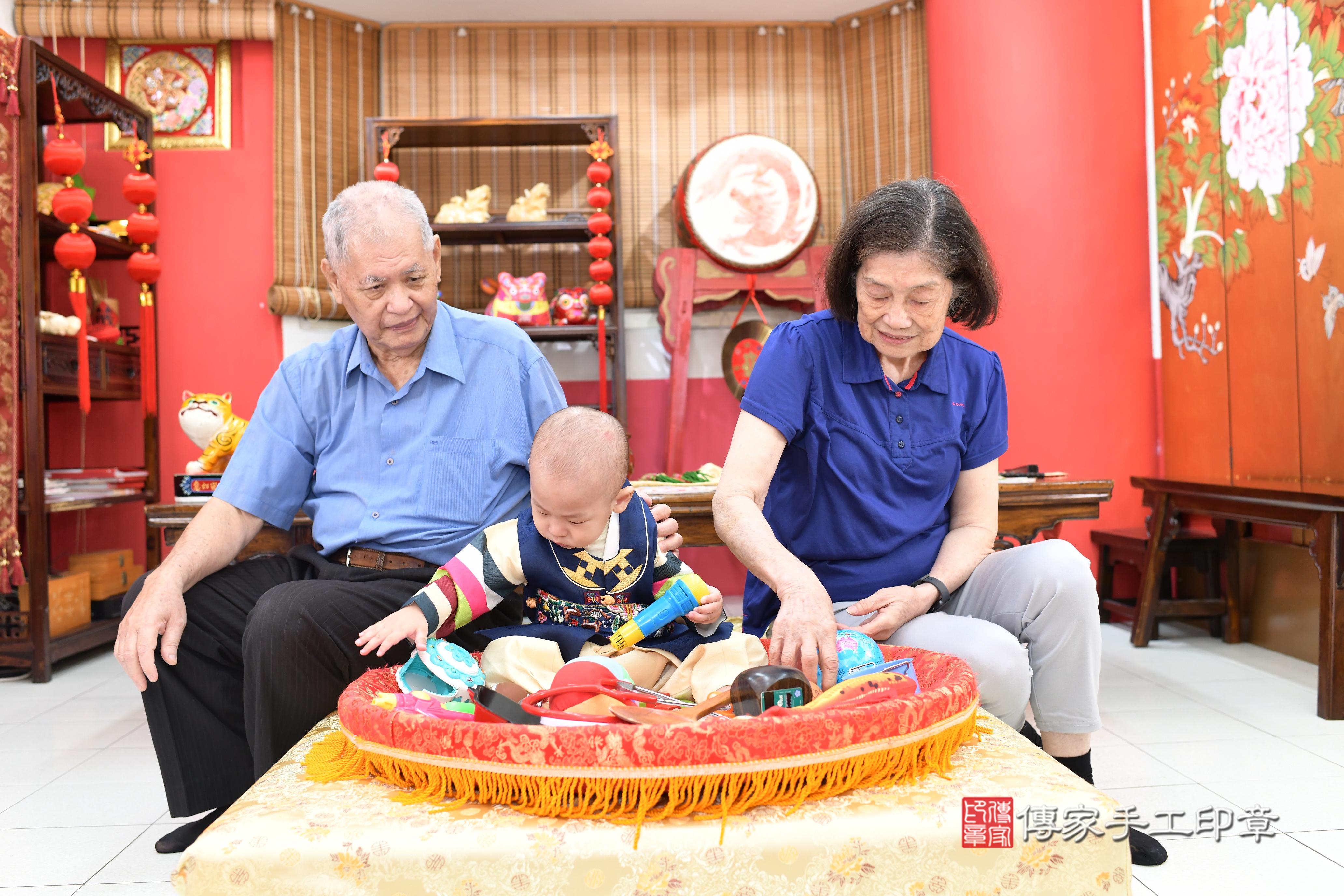 傳家手工印章高雄店、抓周、度脺、中國風會場、傳家嬰兒古禮、吉祥話、抓周道具物品24種、拍照。抓周證書。寶寶抓周、滿周歲、生日快樂、祝福