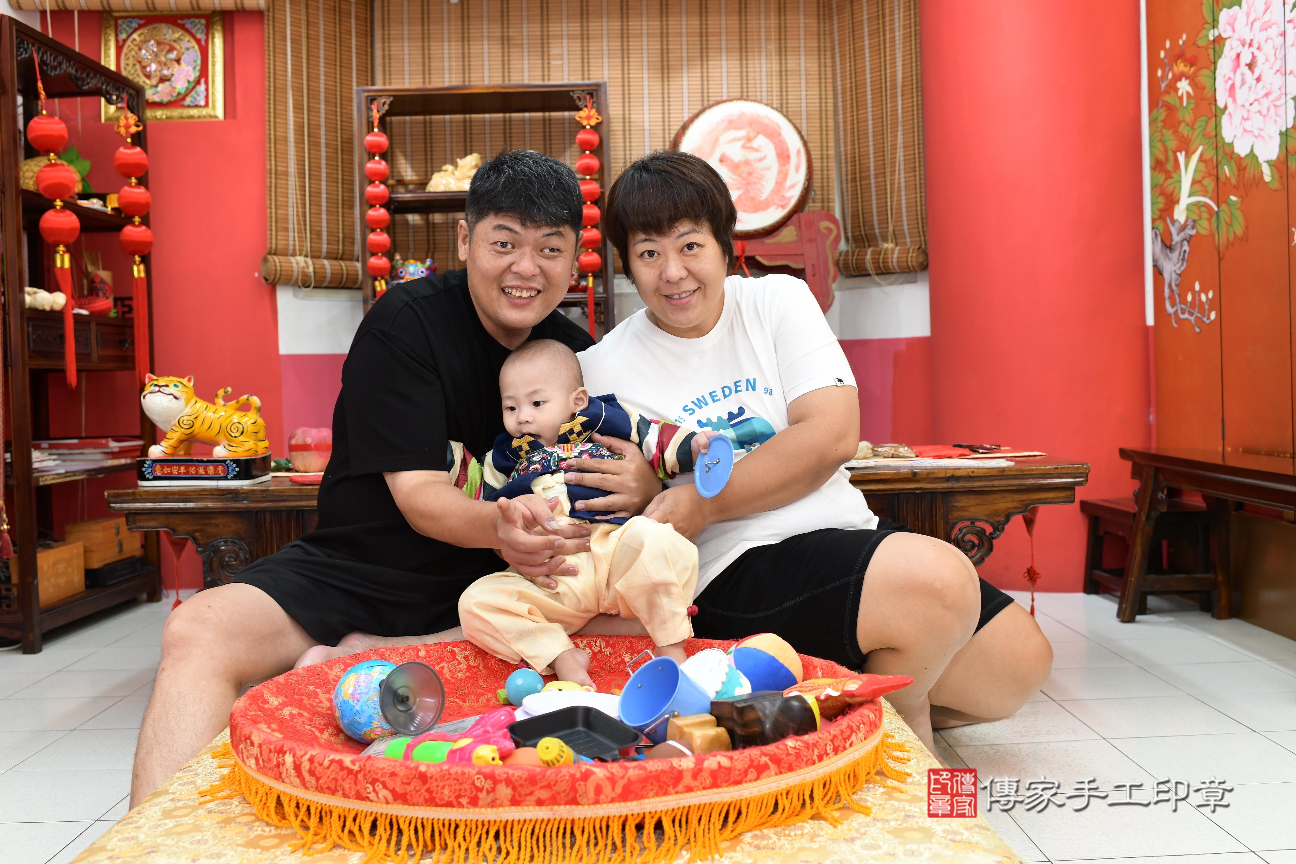 傳家手工印章高雄店、抓周、度脺、中國風會場、傳家嬰兒古禮、吉祥話、抓周道具物品24種、拍照。抓周證書。寶寶抓周、滿周歲、生日快樂、祝福