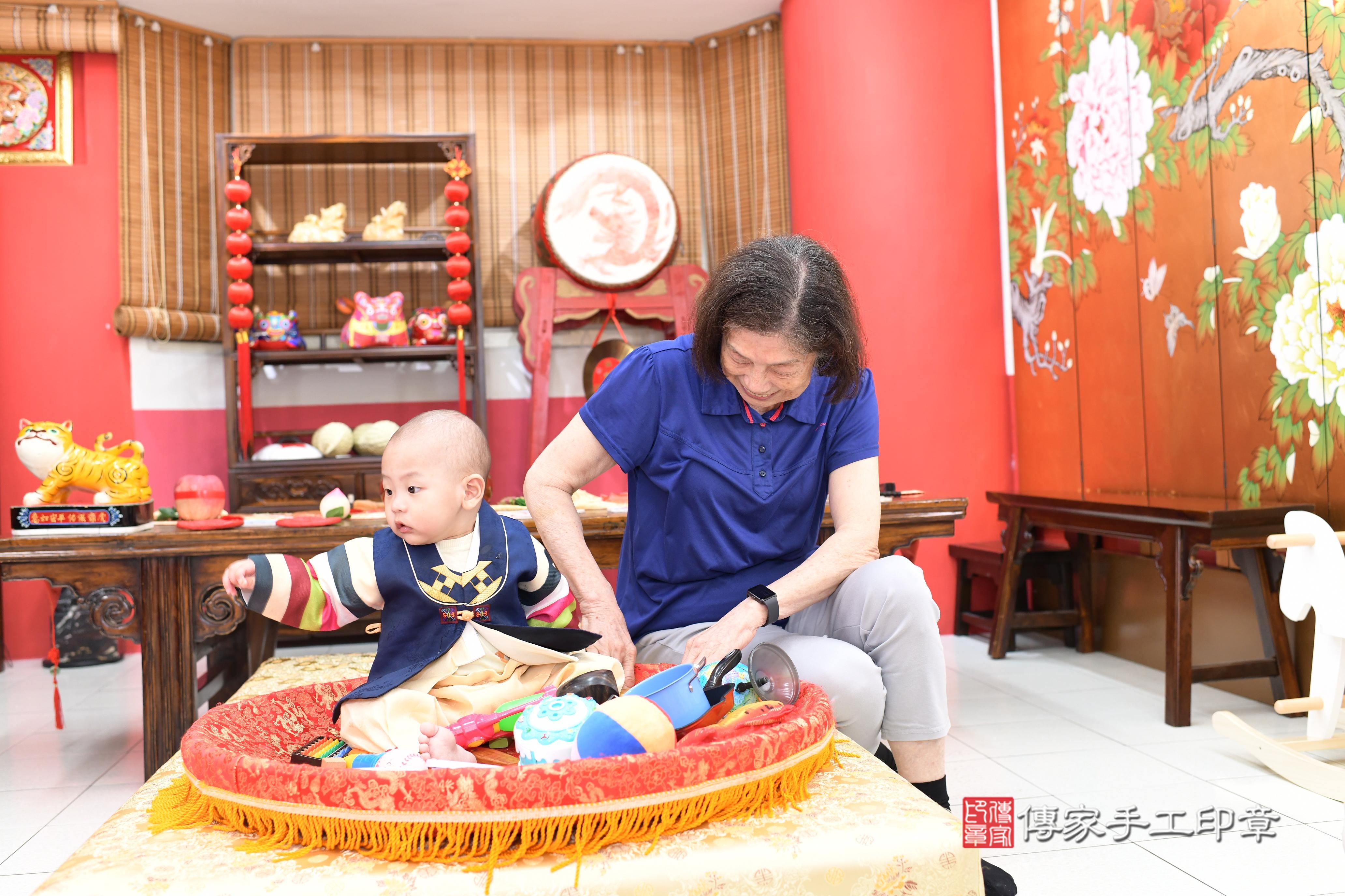 傳家手工印章高雄店、抓周、度脺、中國風會場、傳家嬰兒古禮、吉祥話、抓周道具物品24種、拍照。抓周證書。寶寶抓周、滿周歲、生日快樂、祝福