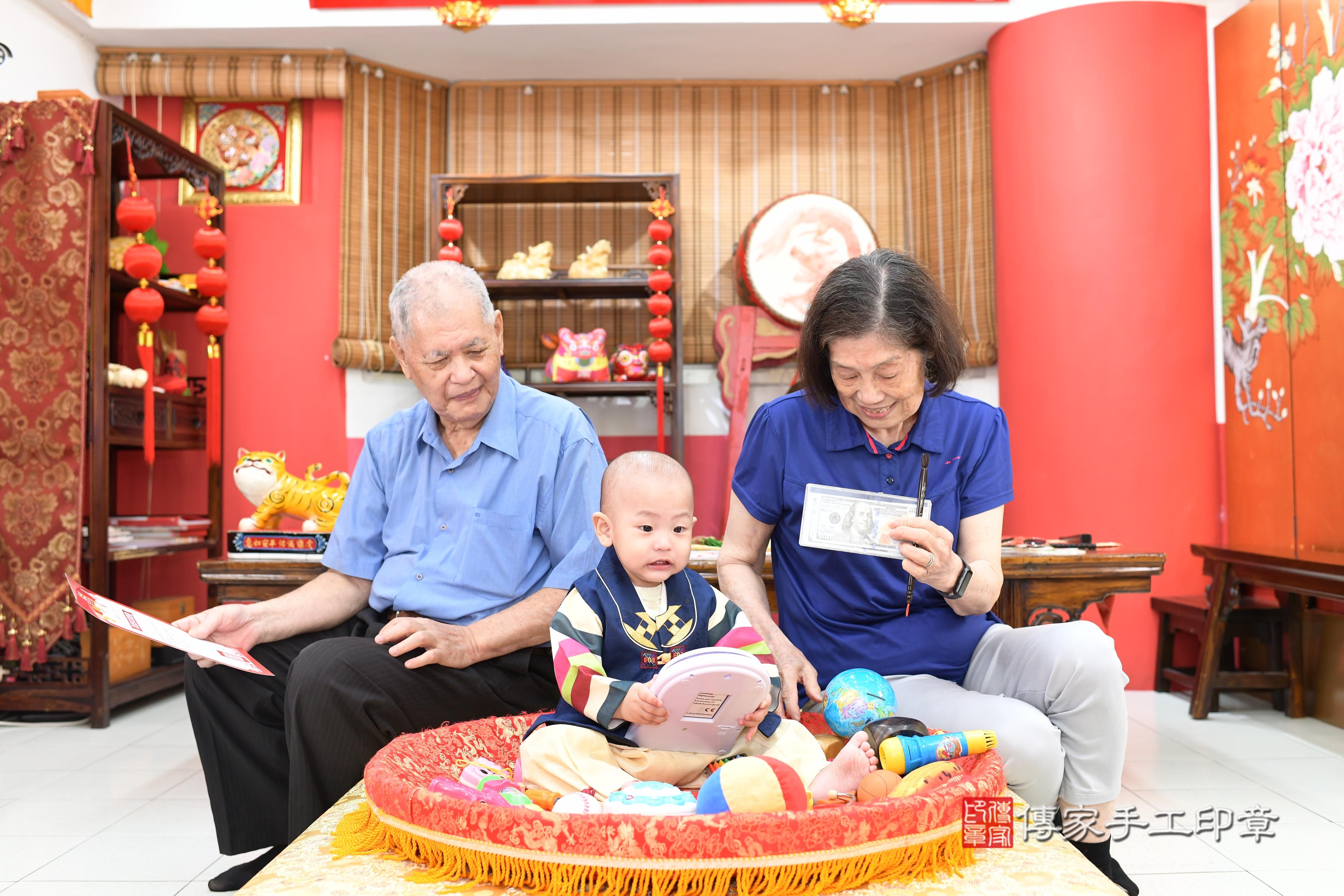 傳家手工印章高雄店、抓周、度脺、中國風會場、傳家嬰兒古禮、吉祥話、抓周道具物品24種、拍照。抓周證書。寶寶抓周、滿周歲、生日快樂、祝福