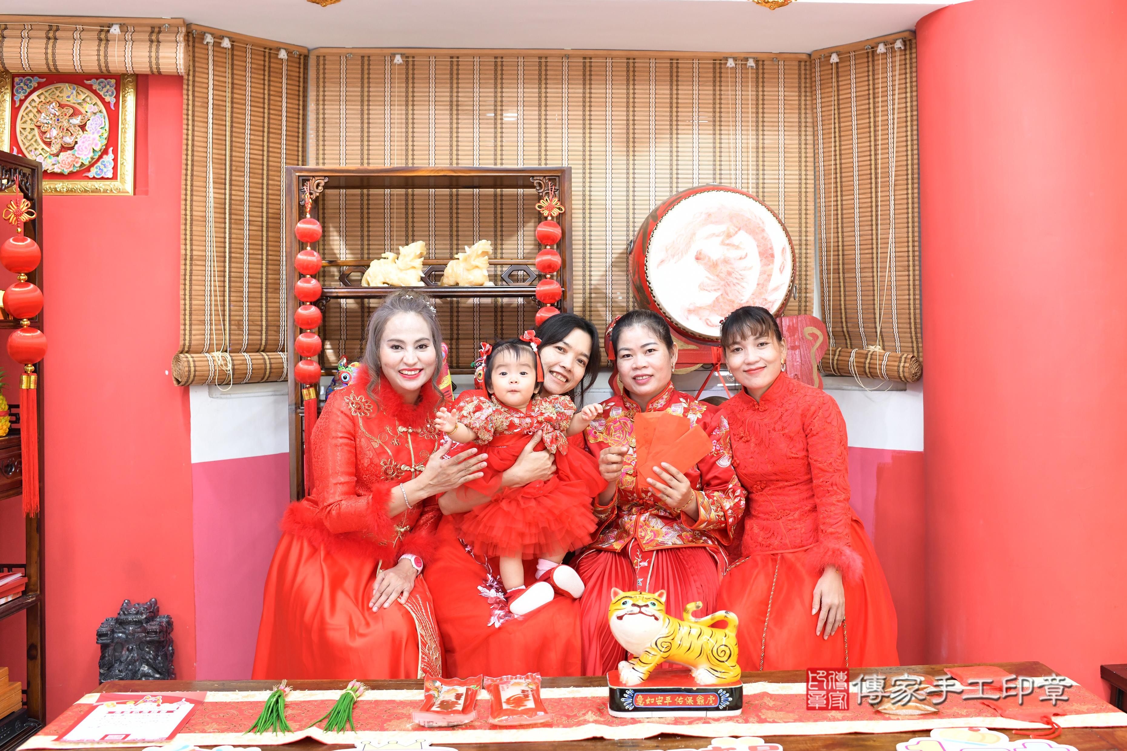 傳家手工印章高雄店、抓周、度脺、中國風會場、傳家嬰兒古禮、吉祥話、抓周道具物品24種、拍照。抓周證書。寶寶抓周、滿周歲、生日快樂、祝福