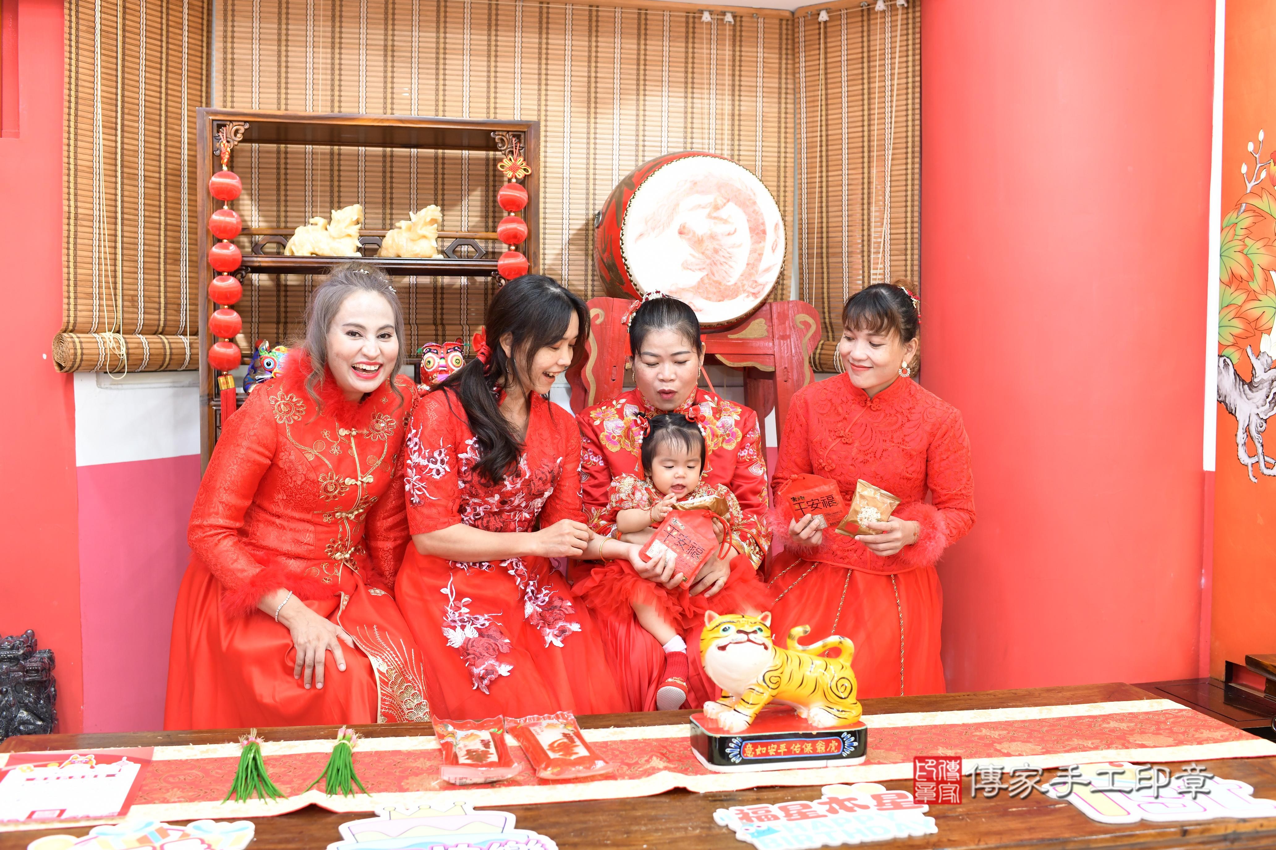 傳家手工印章高雄店、抓周、度脺、中國風會場、傳家嬰兒古禮、吉祥話、抓周道具物品24種、拍照。抓周證書。寶寶抓周、滿周歲、生日快樂、祝福