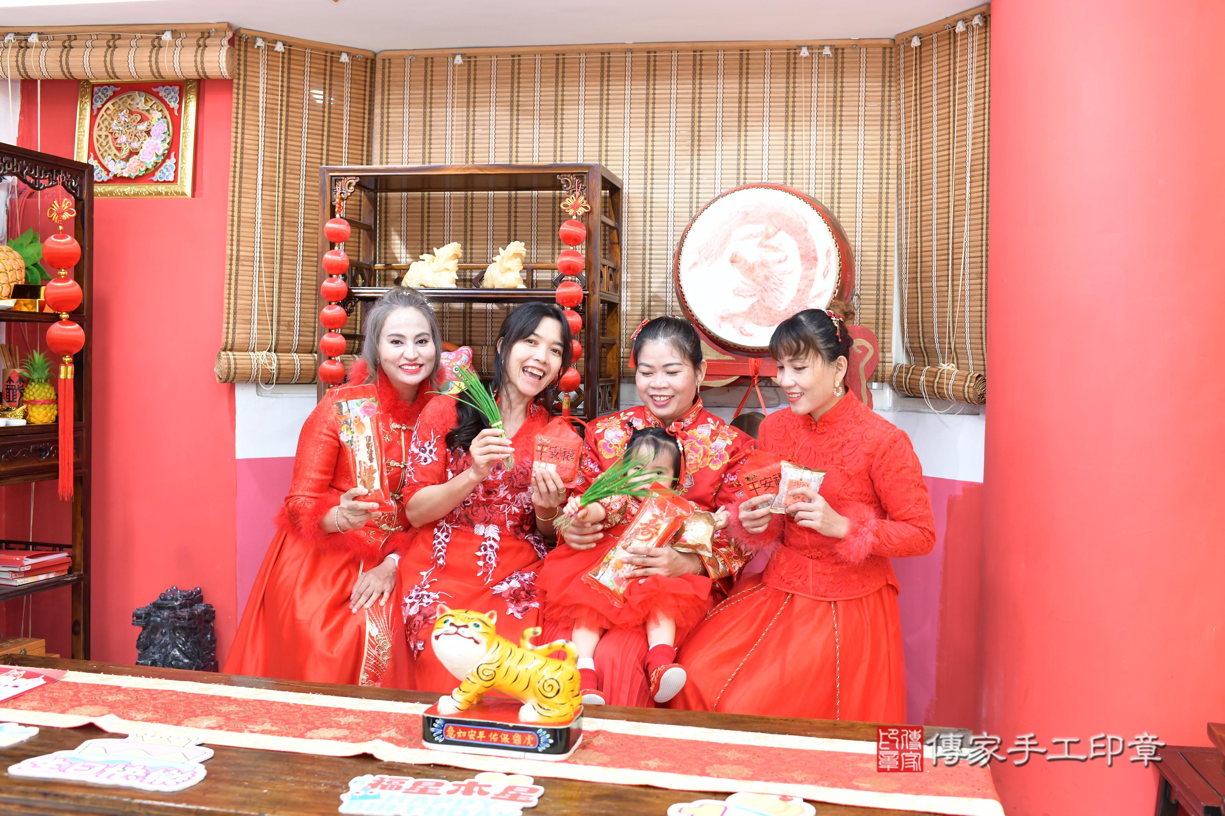 傳家手工印章高雄店、抓周、度脺、中國風會場、傳家嬰兒古禮、吉祥話、抓周道具物品24種、拍照。抓周證書。寶寶抓周、滿周歲、生日快樂、祝福