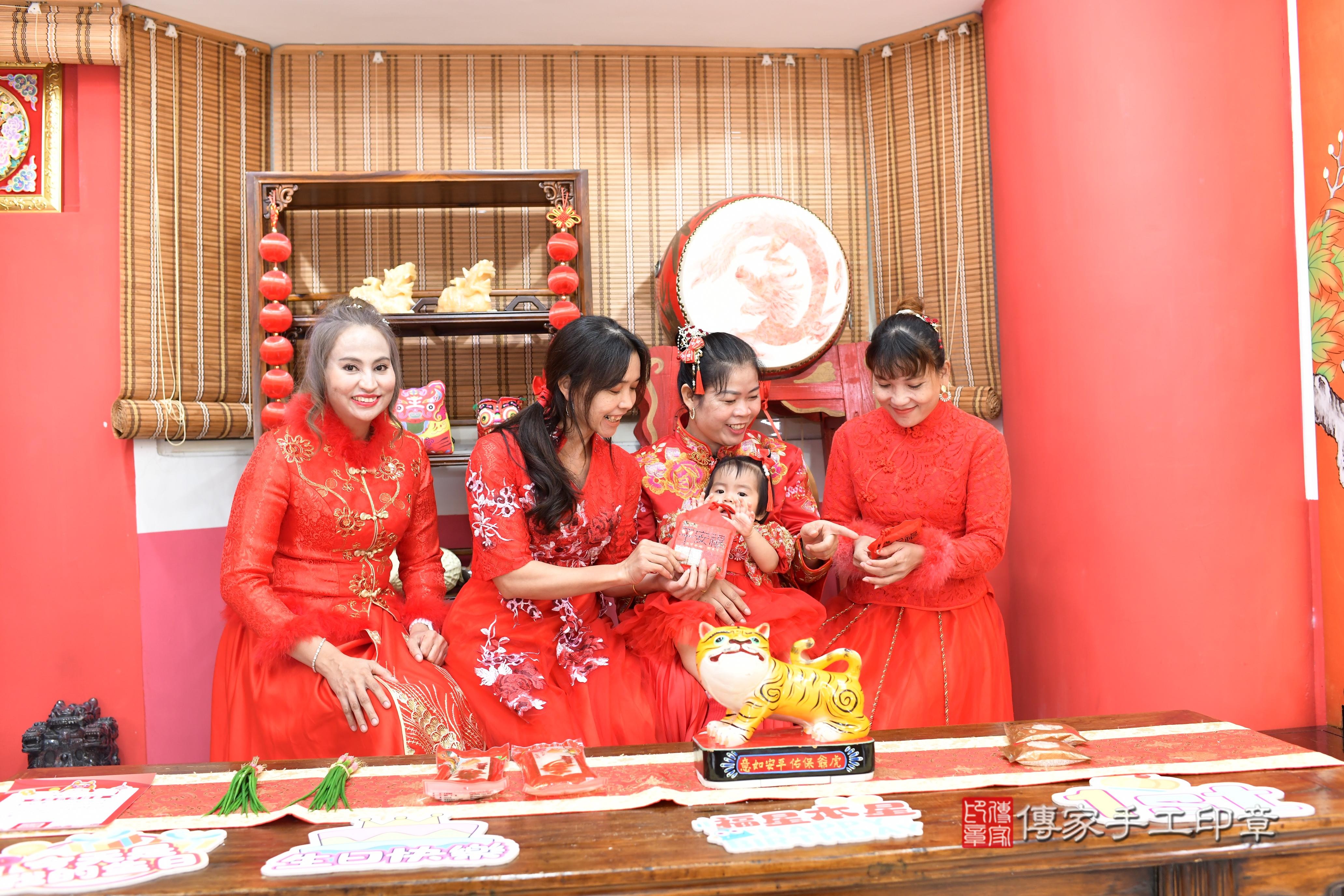 傳家手工印章高雄店、抓周、度脺、中國風會場、傳家嬰兒古禮、吉祥話、抓周道具物品24種、拍照。抓周證書。寶寶抓周、滿周歲、生日快樂、祝福