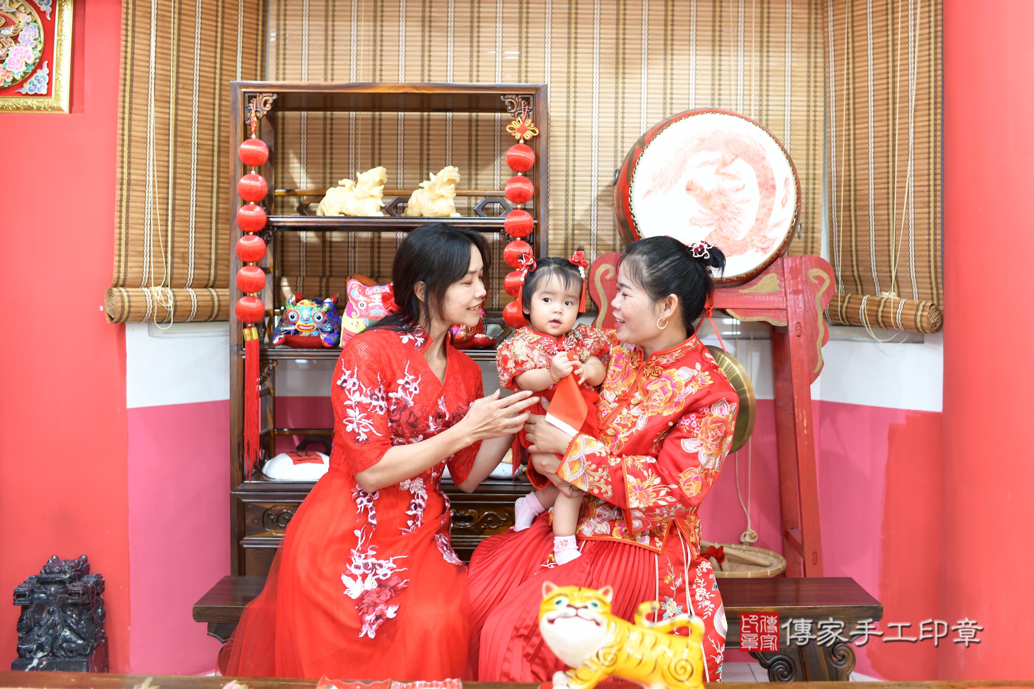 傳家手工印章高雄店、抓周、度脺、中國風會場、傳家嬰兒古禮、吉祥話、抓周道具物品24種、拍照。抓周證書。寶寶抓周、滿周歲、生日快樂、祝福