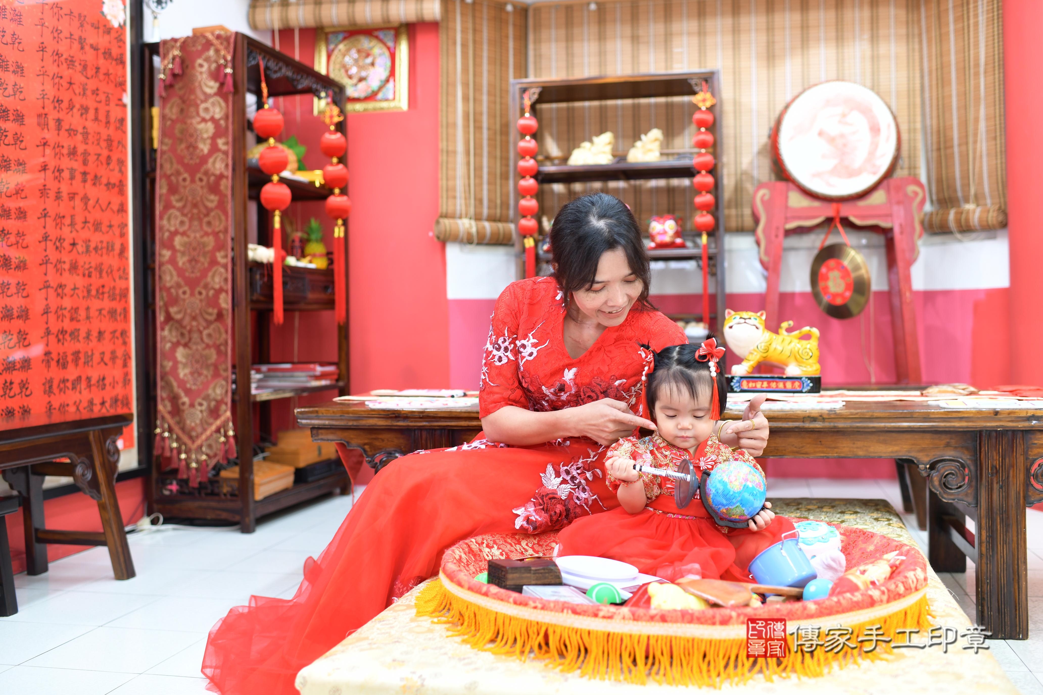 傳家手工印章高雄店、抓周、度脺、中國風會場、傳家嬰兒古禮、吉祥話、抓周道具物品24種、拍照。抓周證書。寶寶抓周、滿周歲、生日快樂、祝福