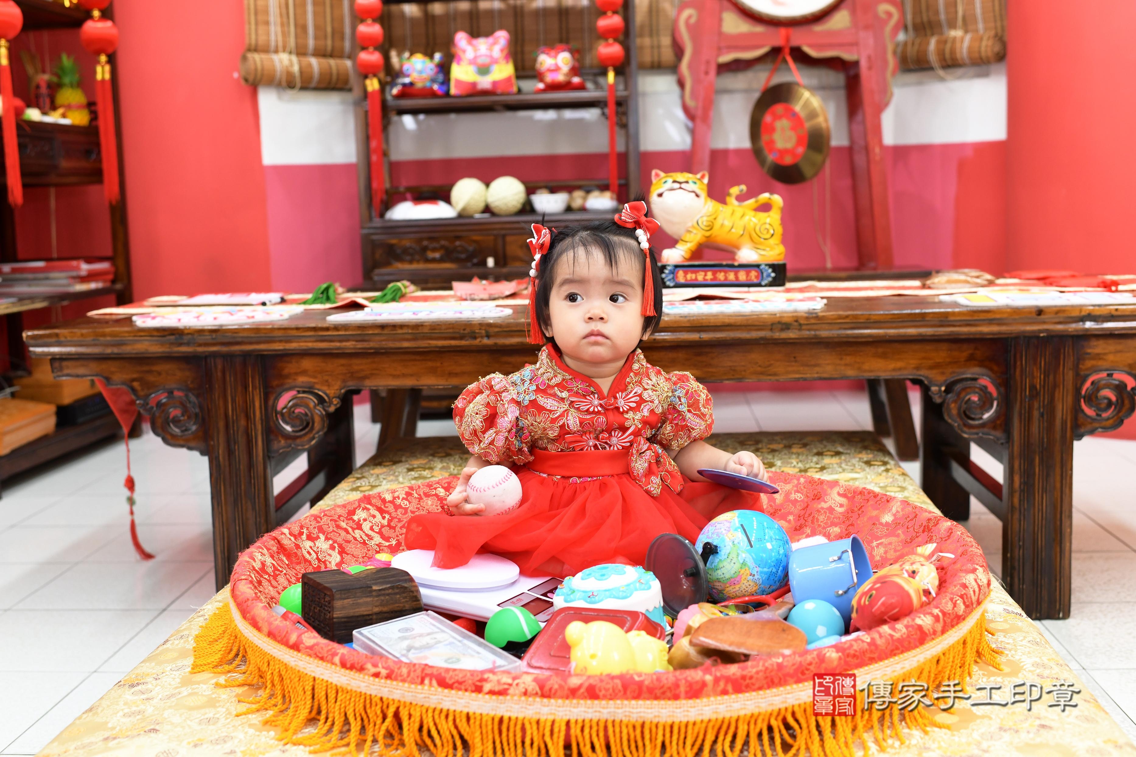 傳家手工印章高雄店、抓周、度脺、中國風會場、傳家嬰兒古禮、吉祥話、抓周道具物品24種、拍照。抓周證書。寶寶抓周、滿周歲、生日快樂、祝福