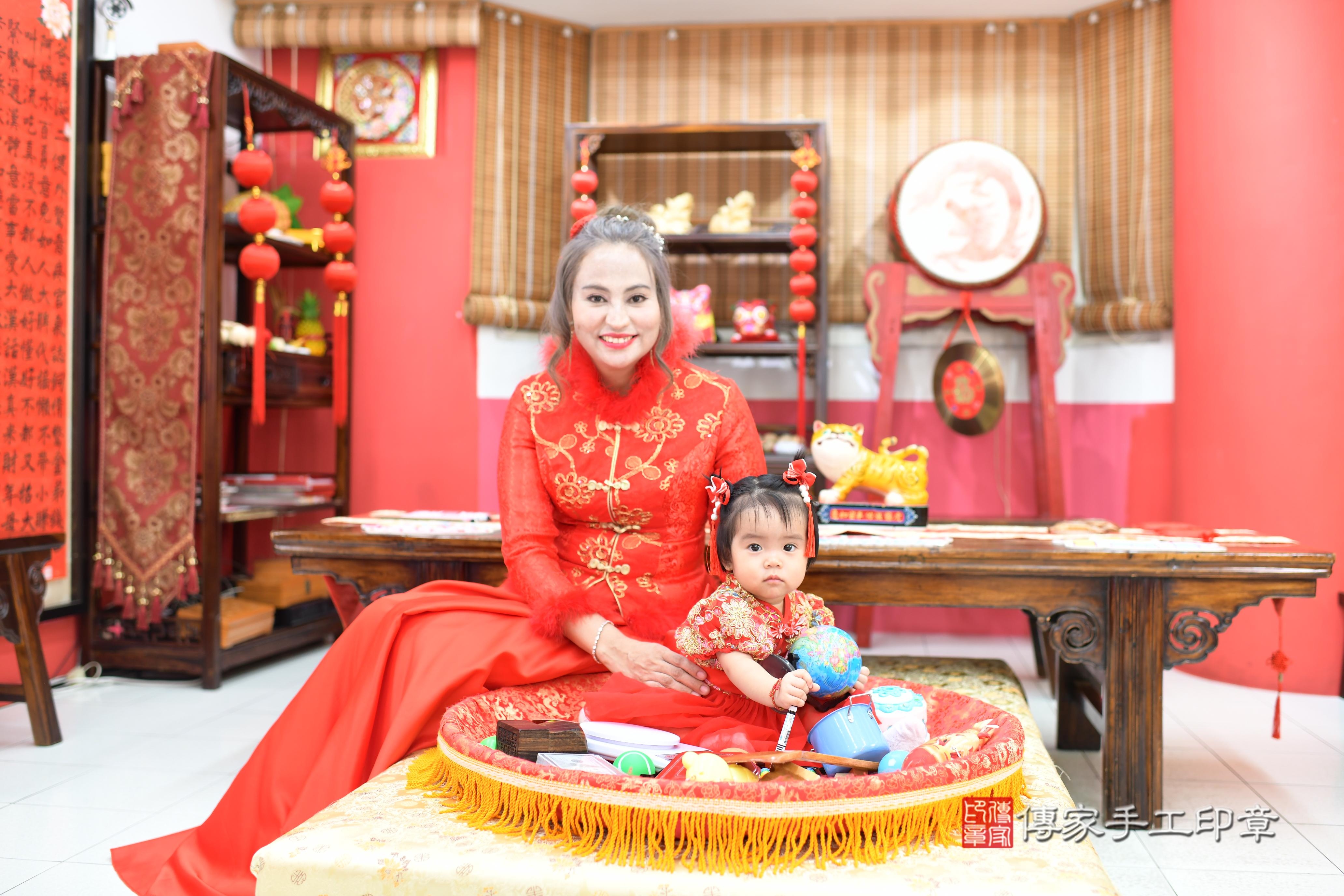 傳家手工印章高雄店、抓周、度脺、中國風會場、傳家嬰兒古禮、吉祥話、抓周道具物品24種、拍照。抓周證書。寶寶抓周、滿周歲、生日快樂、祝福