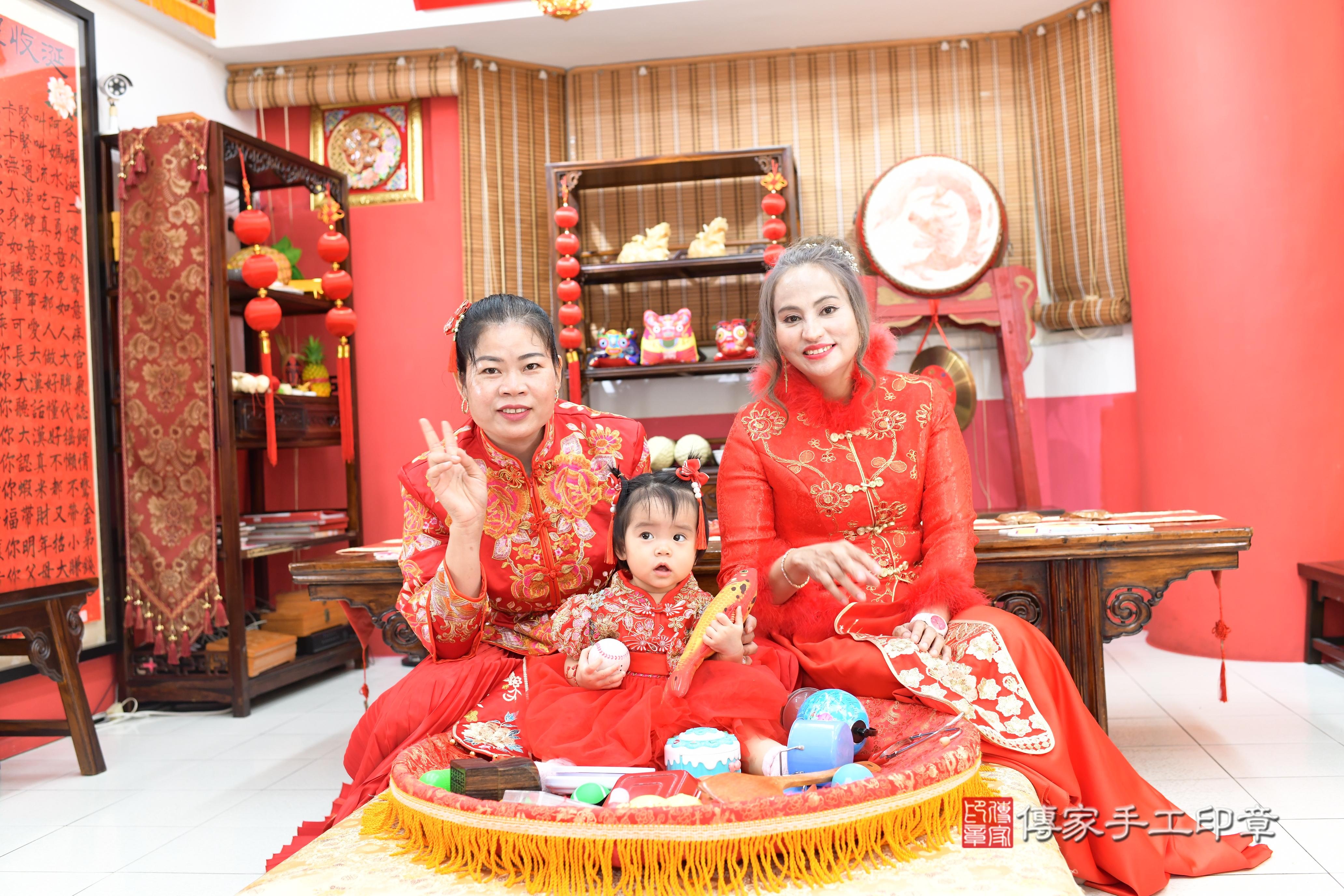 傳家手工印章高雄店、抓周、度脺、中國風會場、傳家嬰兒古禮、吉祥話、抓周道具物品24種、拍照。抓周證書。寶寶抓周、滿周歲、生日快樂、祝福