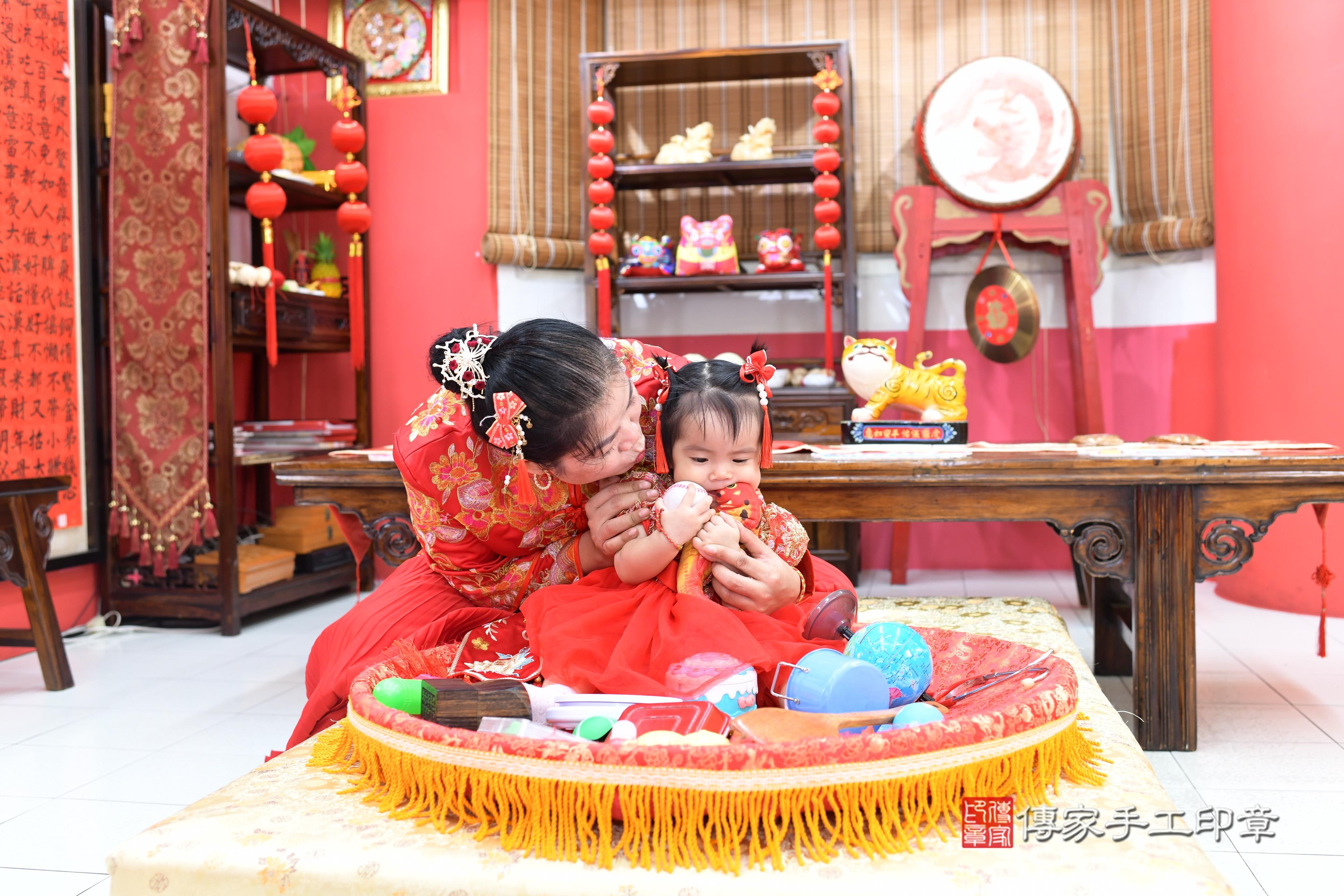 傳家手工印章高雄店、抓周、度脺、中國風會場、傳家嬰兒古禮、吉祥話、抓周道具物品24種、拍照。抓周證書。寶寶抓周、滿周歲、生日快樂、祝福