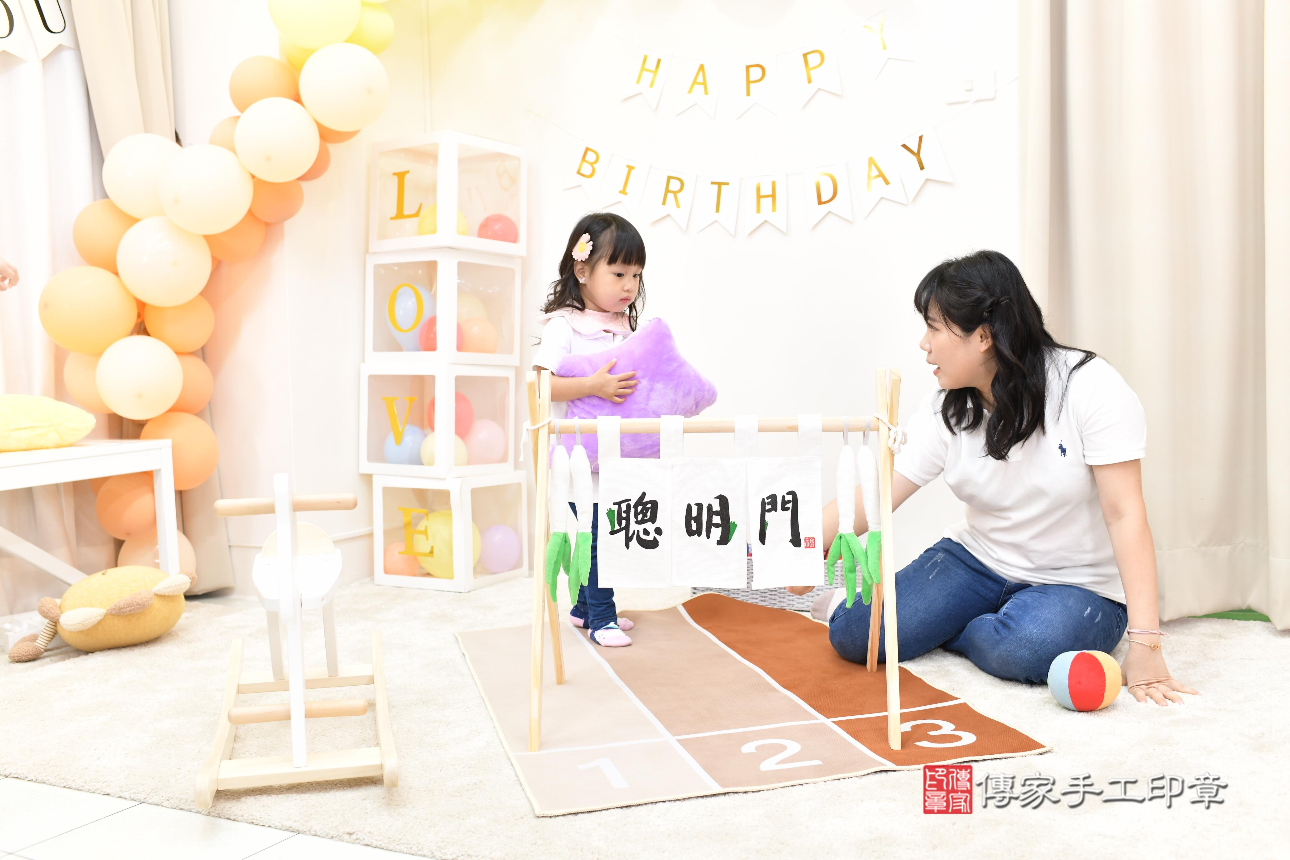 傳家手工印章高雄店、抓周、度脺、中國風會場、傳家嬰兒古禮、吉祥話、抓周道具物品24種、拍照。抓周證書。寶寶抓周、滿周歲、生日快樂、祝福